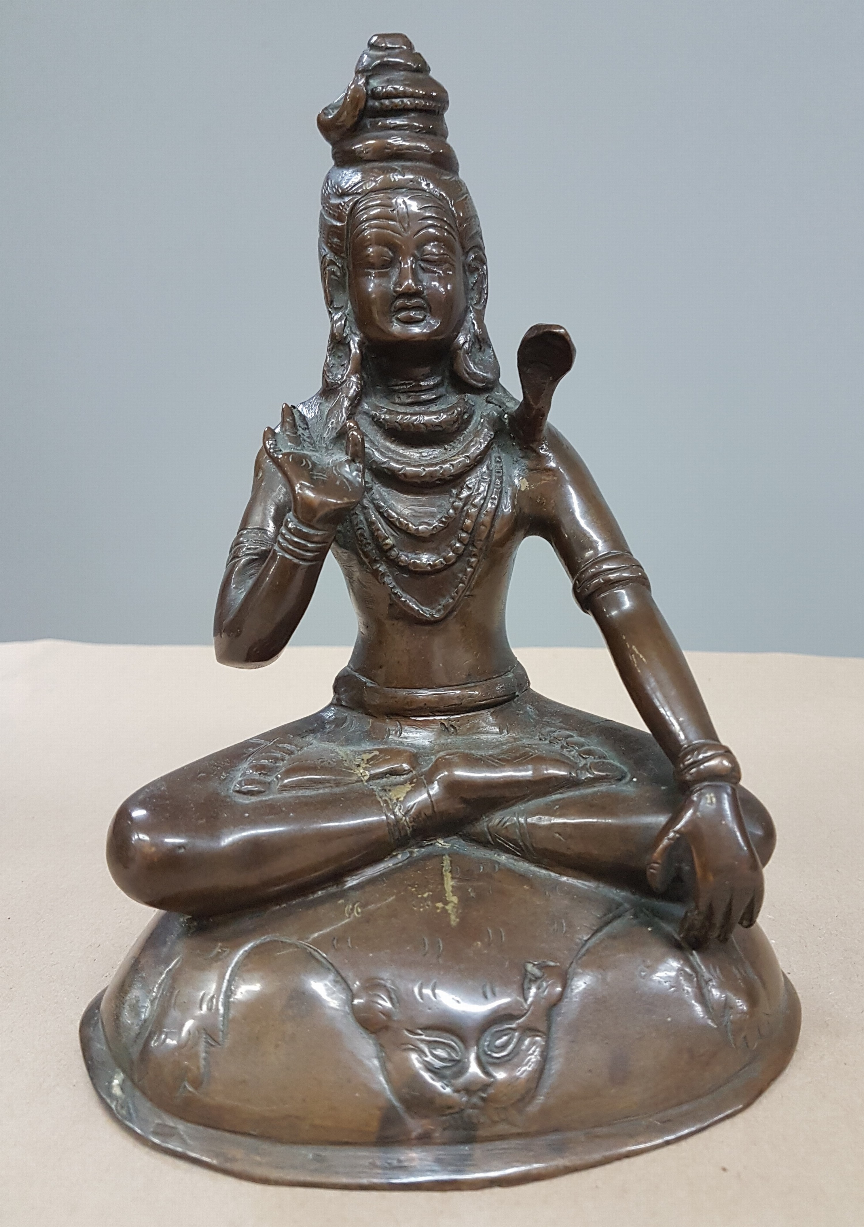 Detail a: Bronzefigur/Shiva, Indien, wohl 19. Jh., patiniert, mit Schlange um den Hals, auf einem Löwenfell sitzend, H. ca. 21 cm