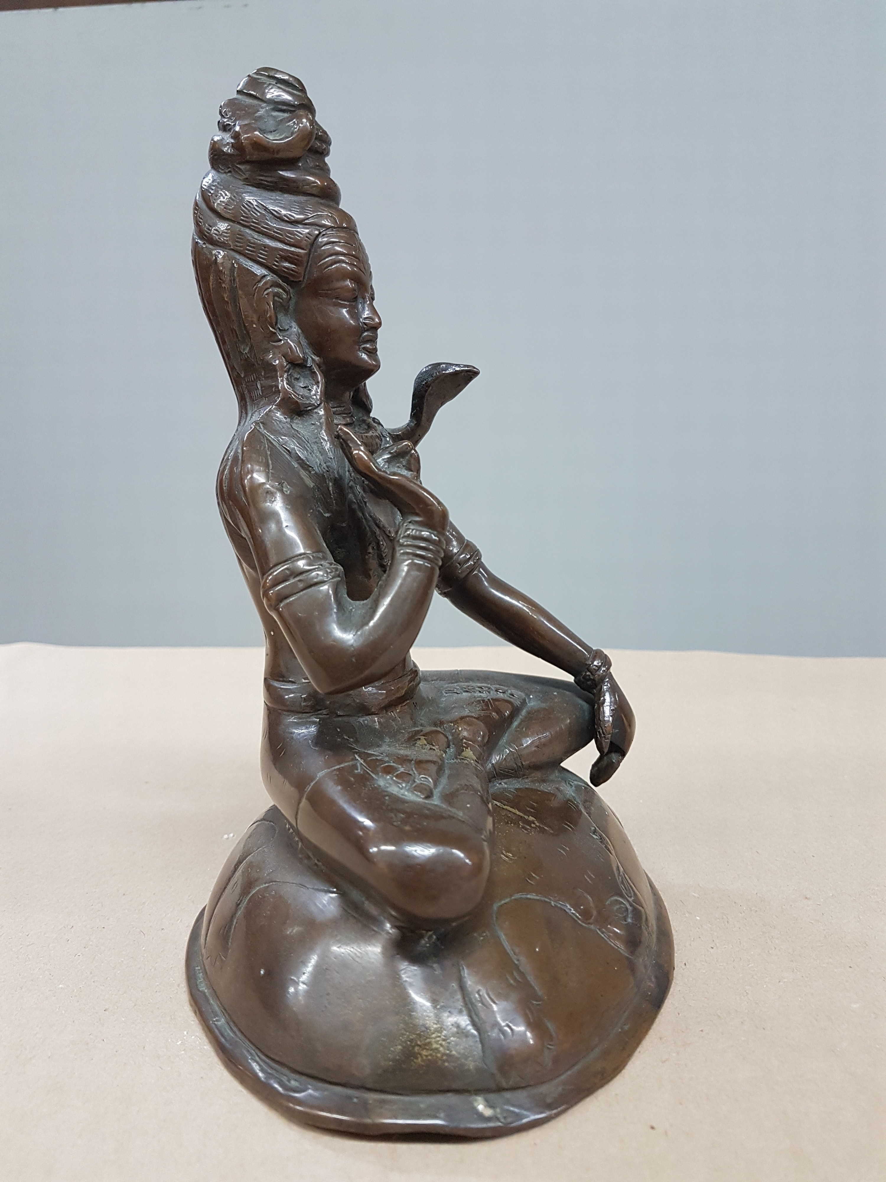 Detail b: Bronzefigur/Shiva, Indien, wohl 19. Jh., patiniert, mit Schlange um den Hals, auf einem Löwenfell sitzend, H. ca. 21 cm