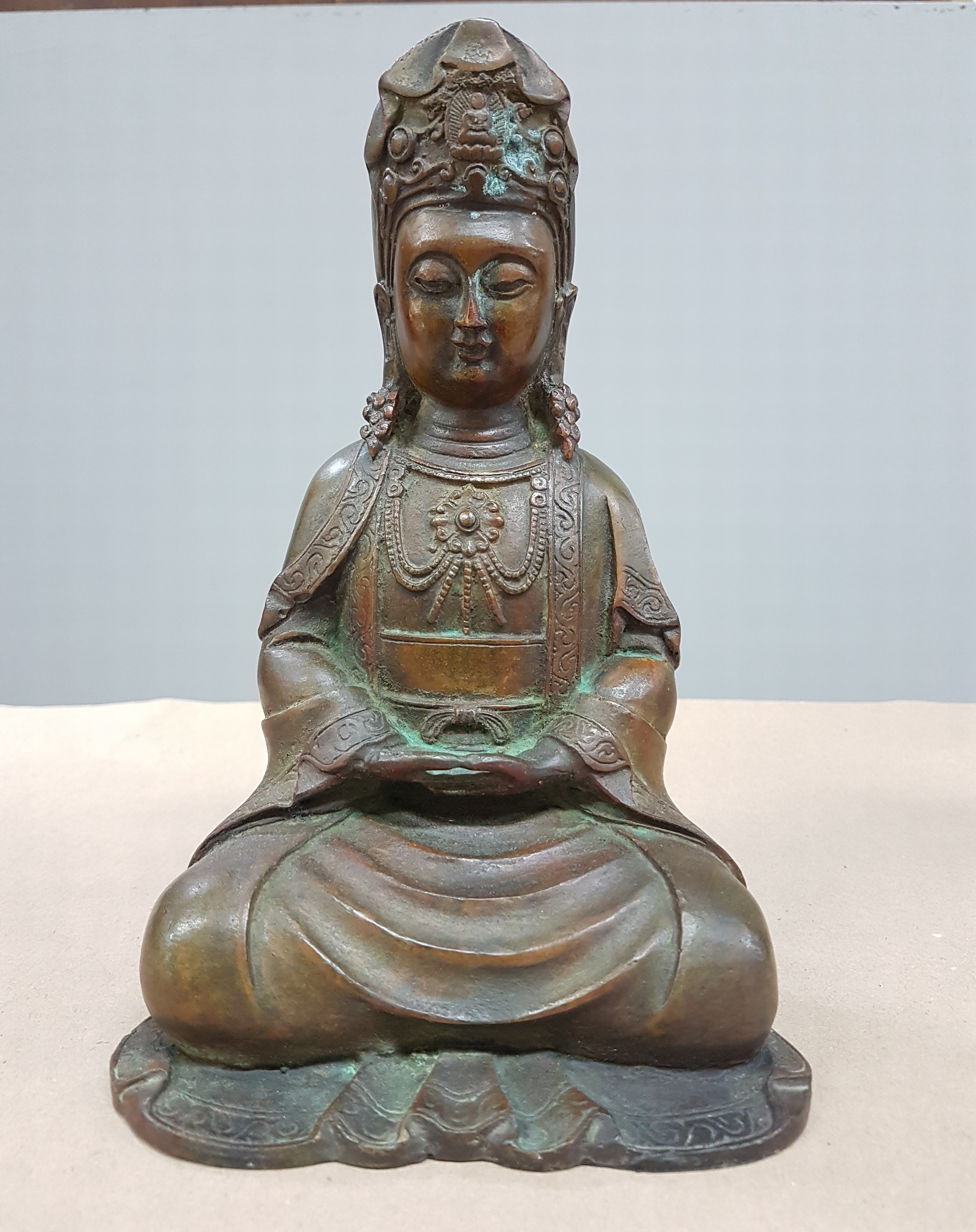 Detail a: Guan-Yin, China, Ming-Dynastie, 17./18. Jh., Bronze, stiltyp. Faltenwurf, H. ca. 22 cm, l. korrodiert