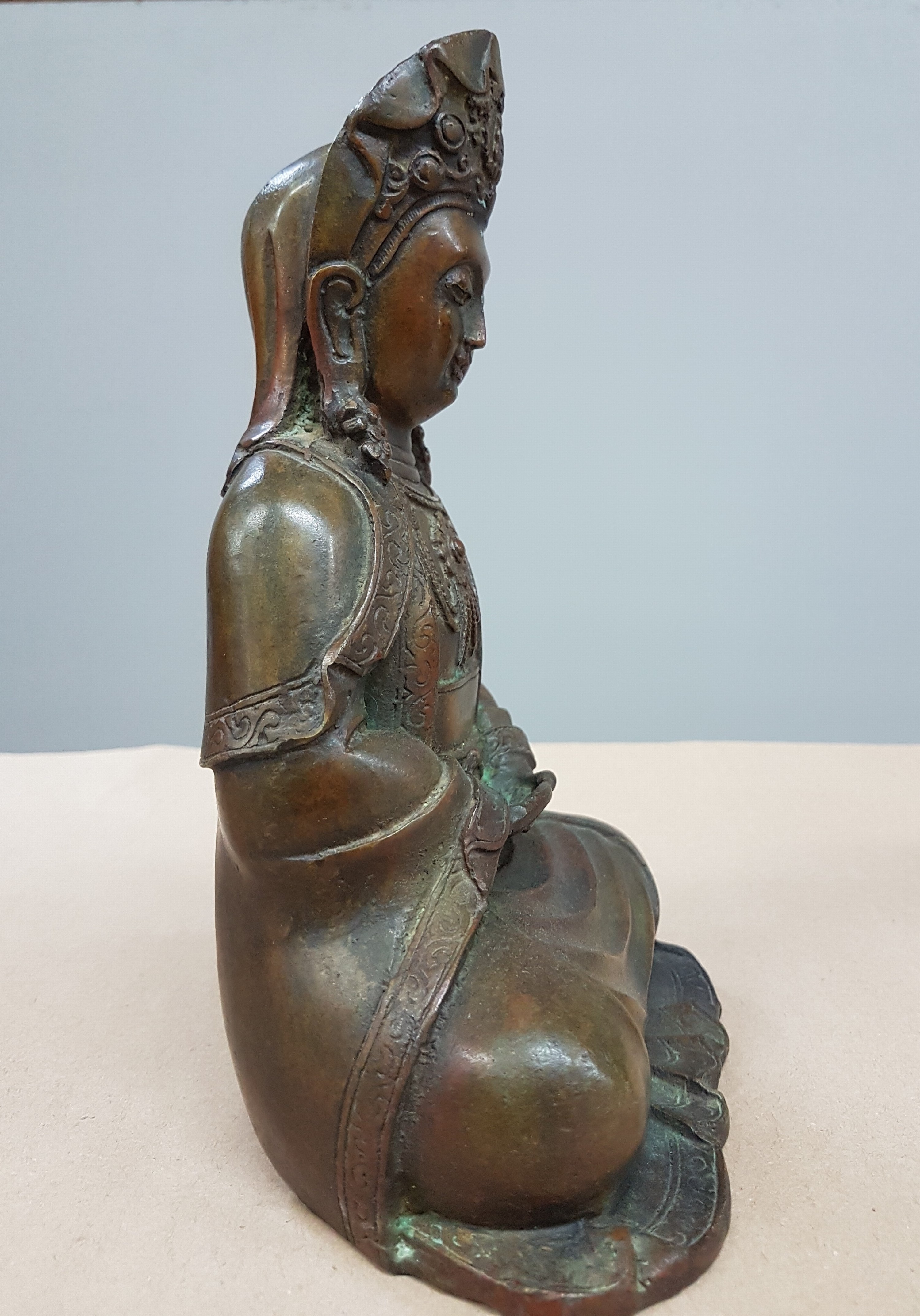 Detail b: Guan-Yin, China, Ming-Dynastie, 17./18. Jh., Bronze, stiltyp. Faltenwurf, H. ca. 22 cm, l. korrodiert