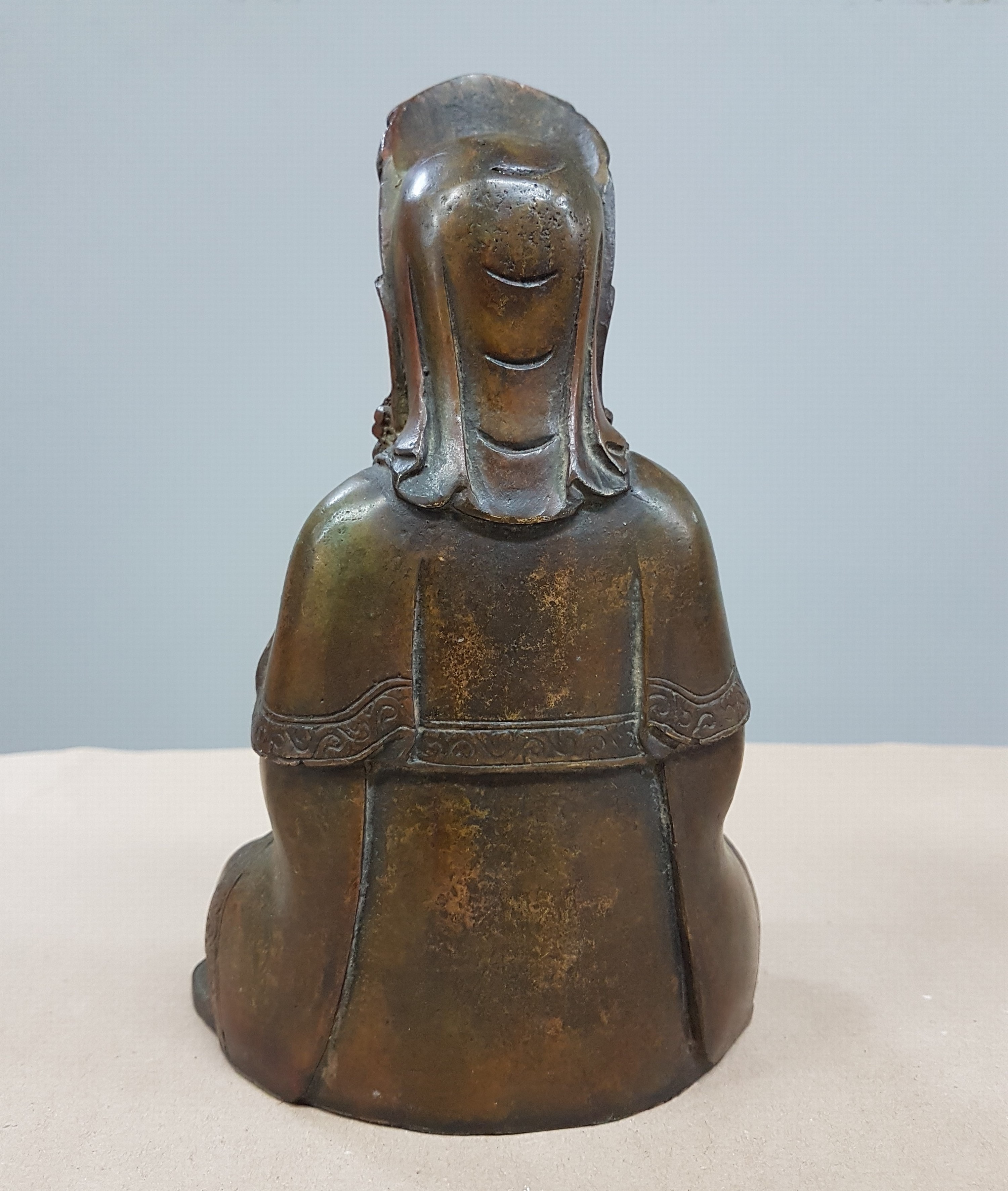 Detail c: Guan-Yin, China, Ming-Dynastie, 17./18. Jh., Bronze, stiltyp. Faltenwurf, H. ca. 22 cm, l. korrodiert