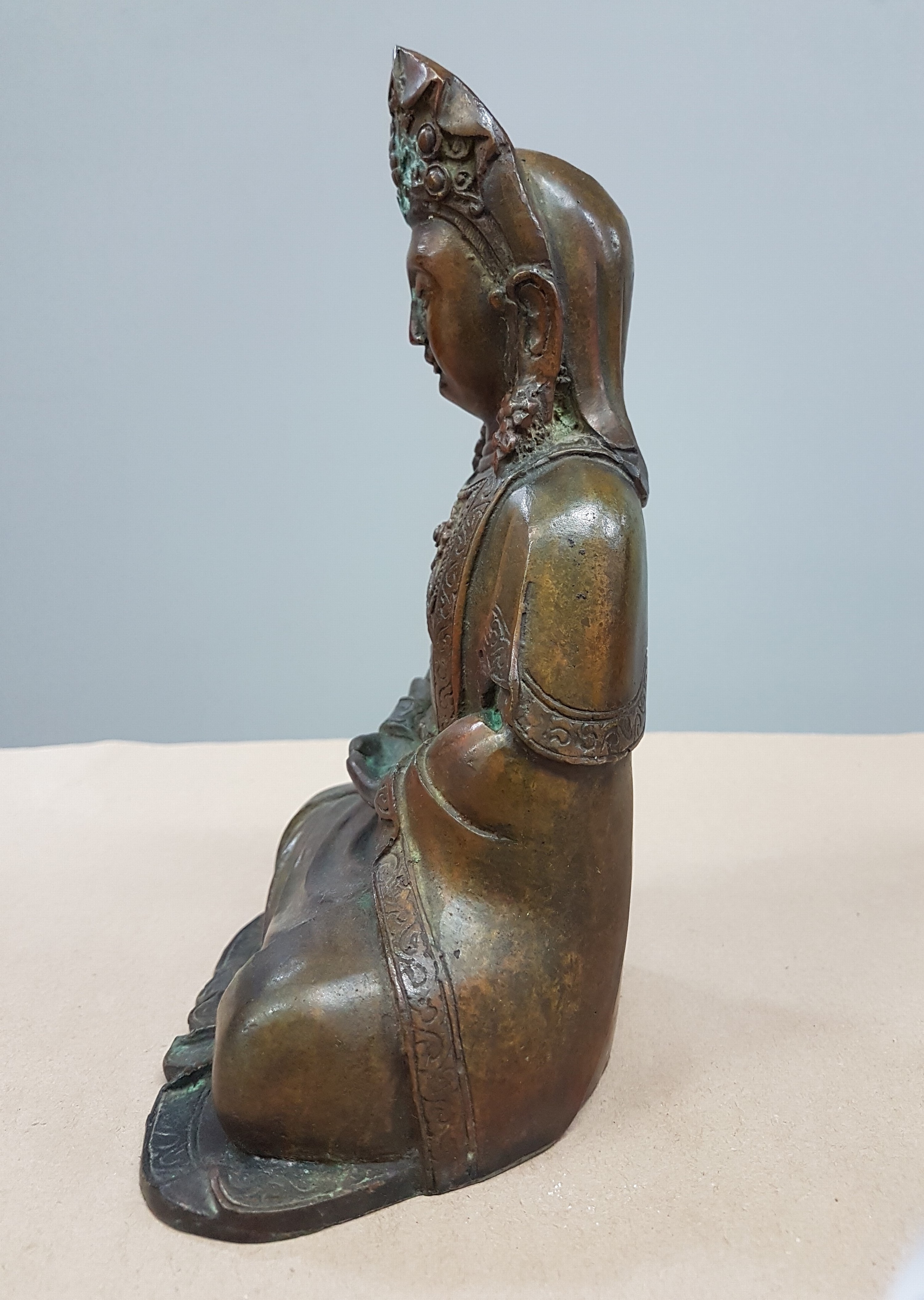 Detail d: Guan-Yin, China, Ming-Dynastie, 17./18. Jh., Bronze, stiltyp. Faltenwurf, H. ca. 22 cm, l. korrodiert