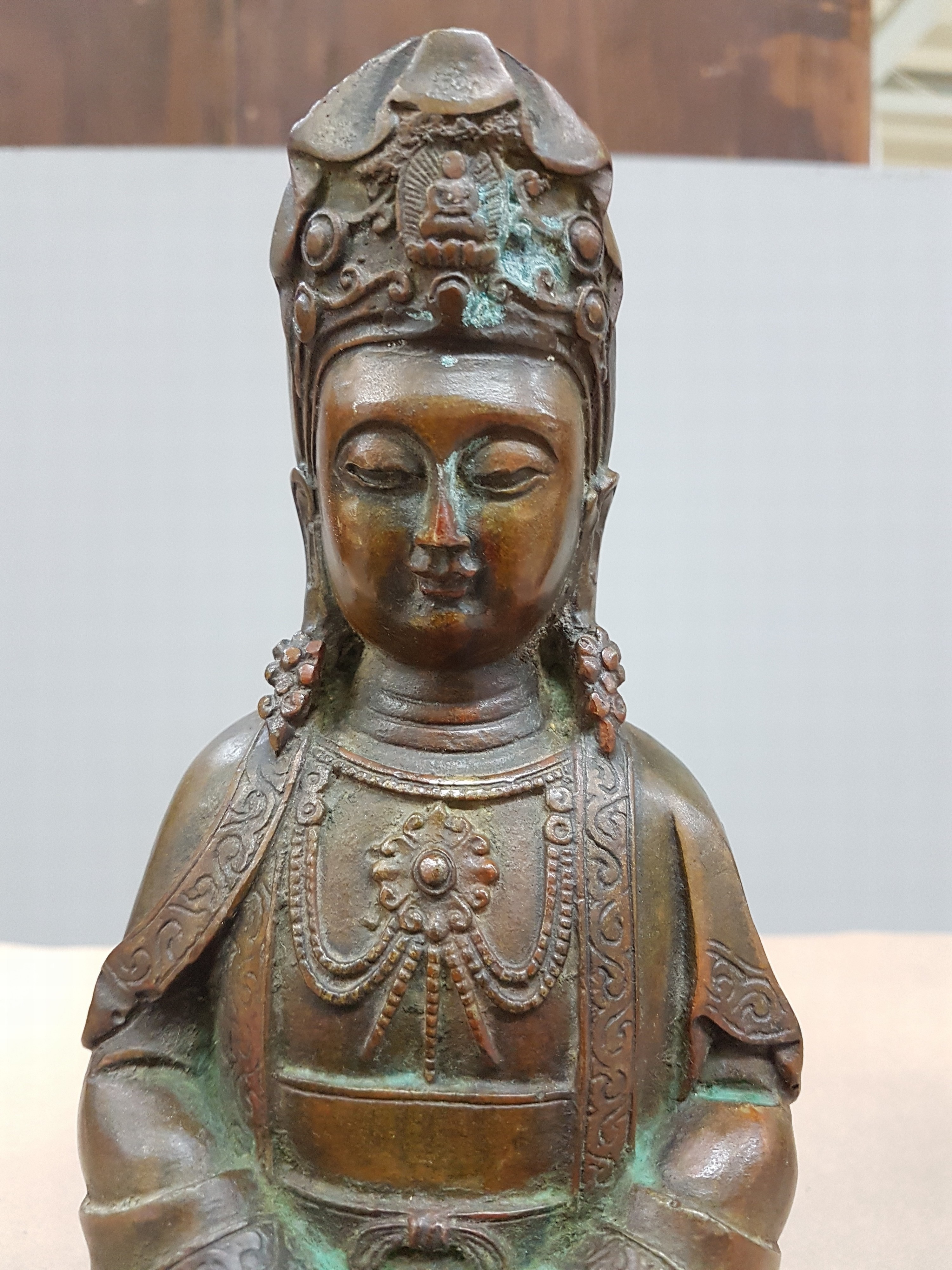 Detail e: Guan-Yin, China, Ming-Dynastie, 17./18. Jh., Bronze, stiltyp. Faltenwurf, H. ca. 22 cm, l. korrodiert