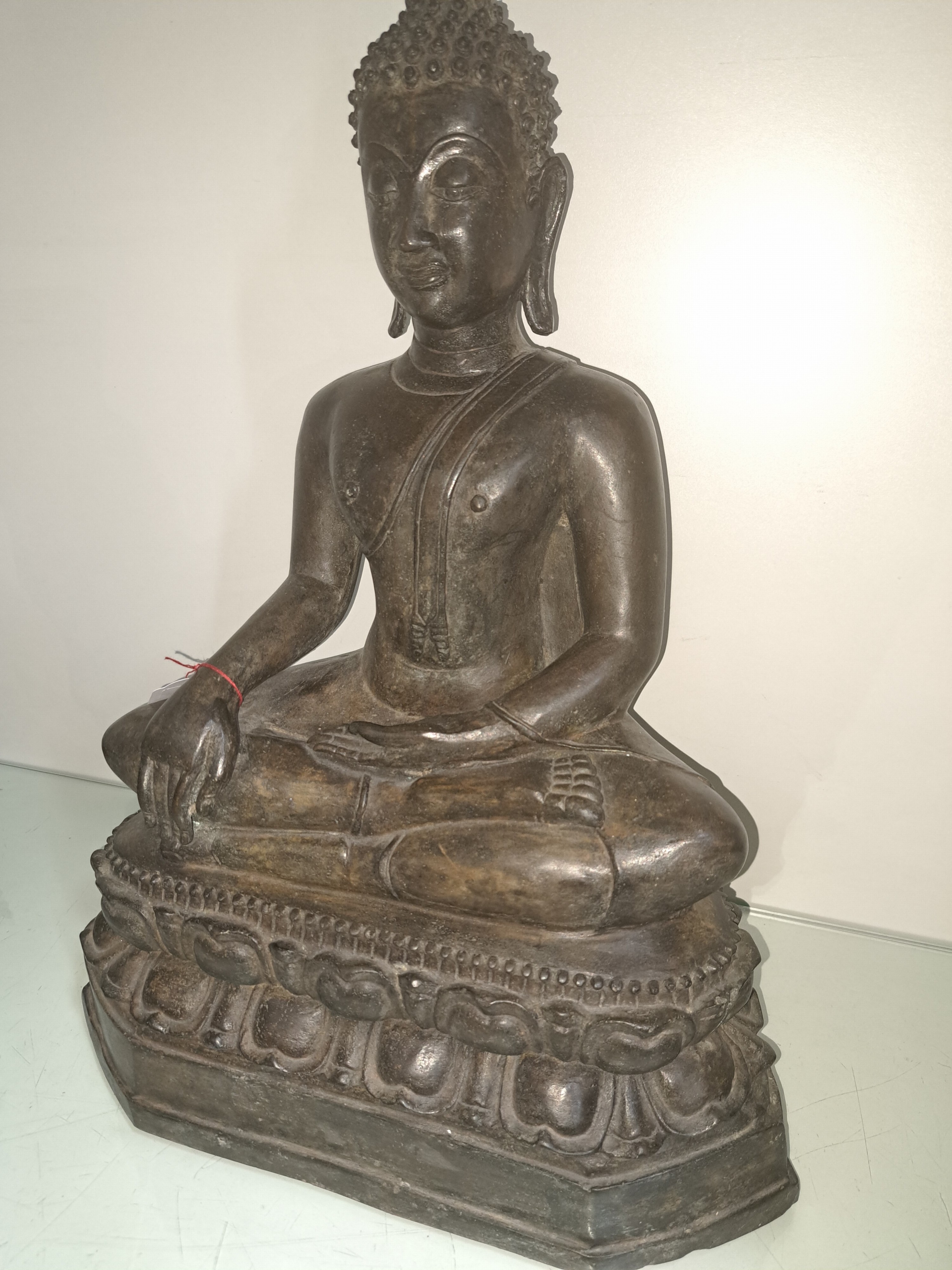 Detail a: Bedeutender Buddha, Thailand, wohl 14./15. Jahrhundert, Shakyamuni-Buddha, Geste der Erdberührung, gewachsene Patina, feiner detaillierter Guß, ca. ...