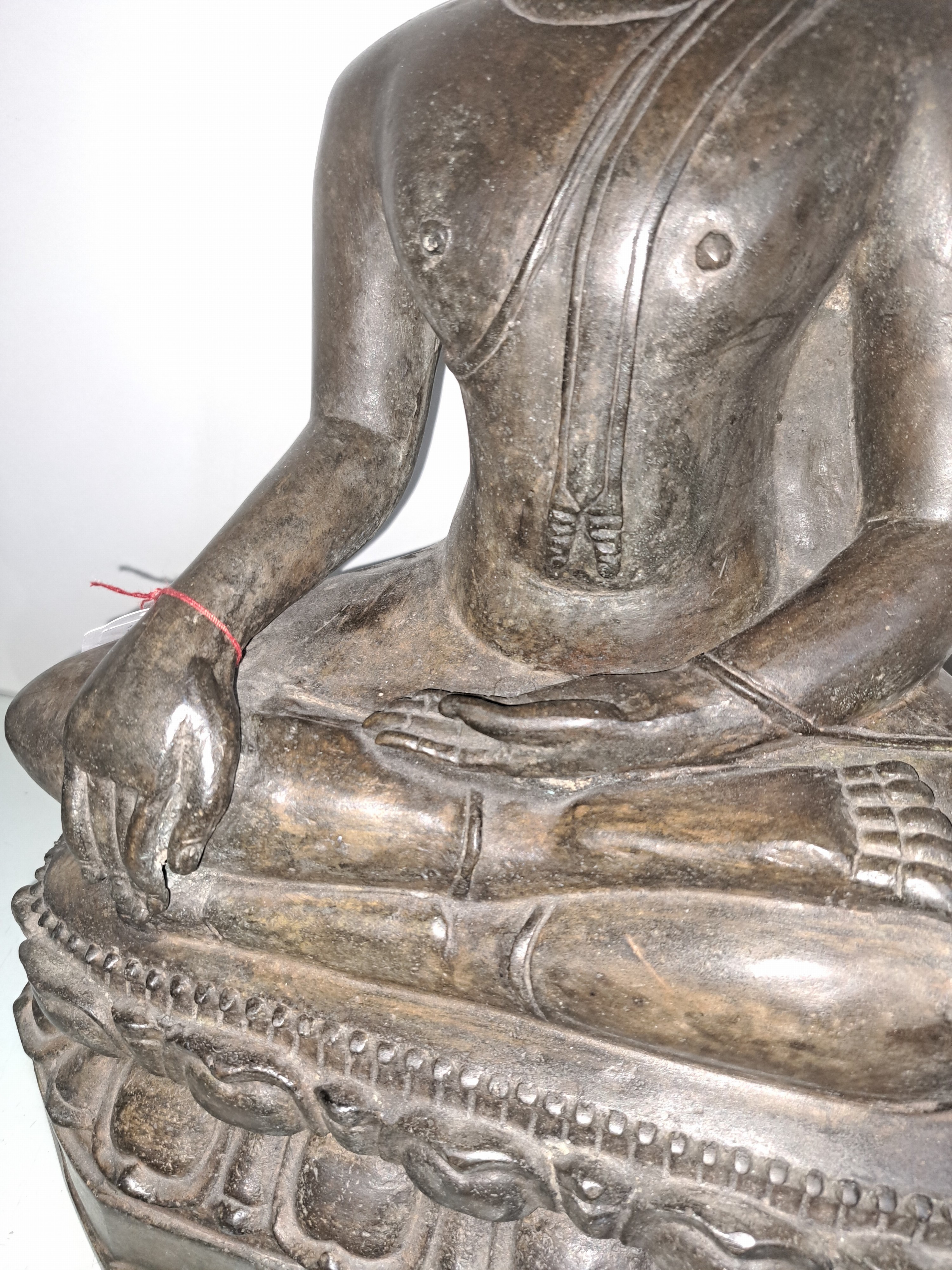 Detail b: Bedeutender Buddha, Thailand, wohl 14./15. Jahrhundert, Shakyamuni-Buddha, Geste der Erdberührung, gewachsene Patina, feiner detaillierter Guß, ca. ...