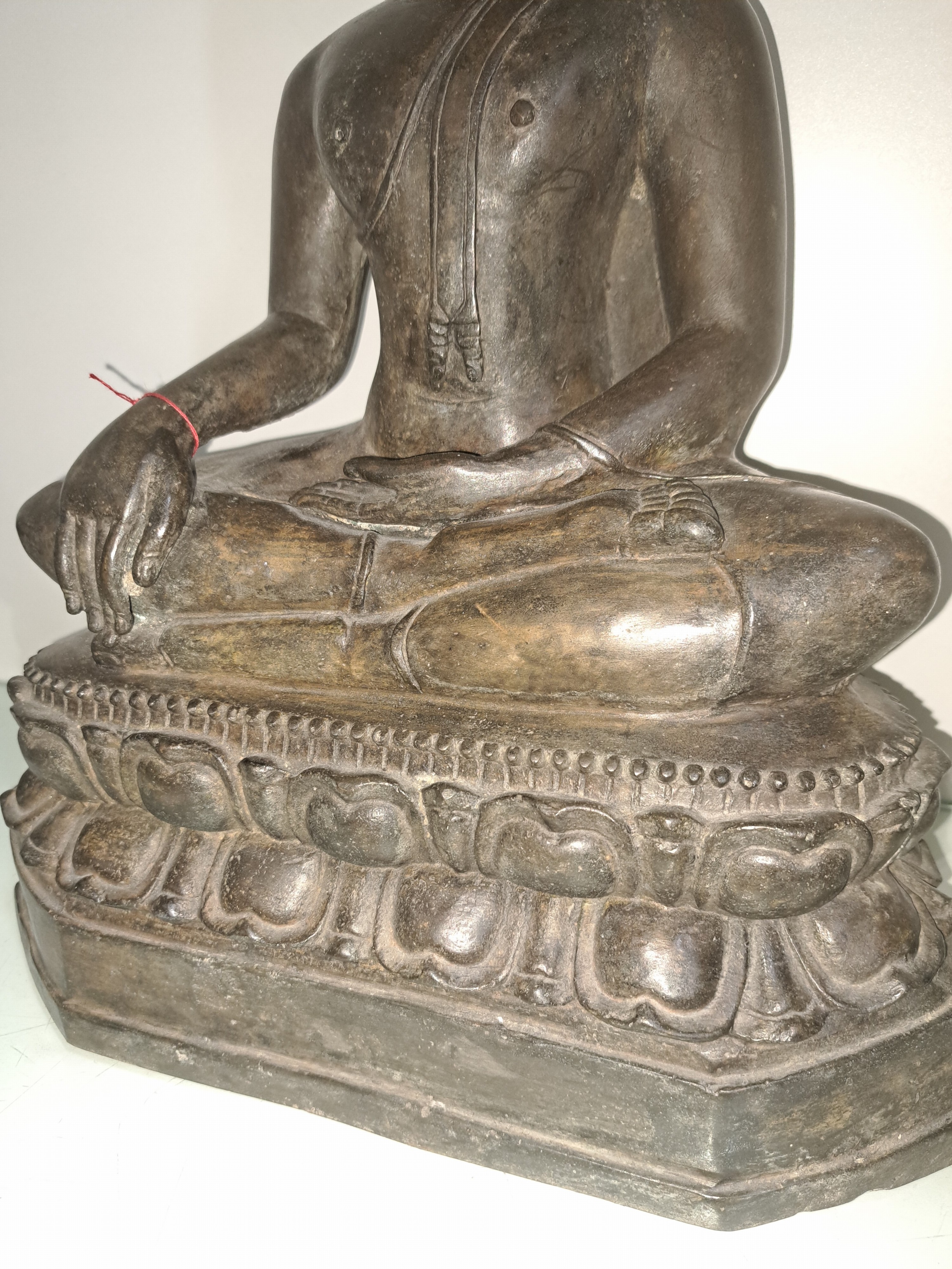 Detail c: Bedeutender Buddha, Thailand, wohl 14./15. Jahrhundert, Shakyamuni-Buddha, Geste der Erdberührung, gewachsene Patina, feiner detaillierter Guß, ca. ...