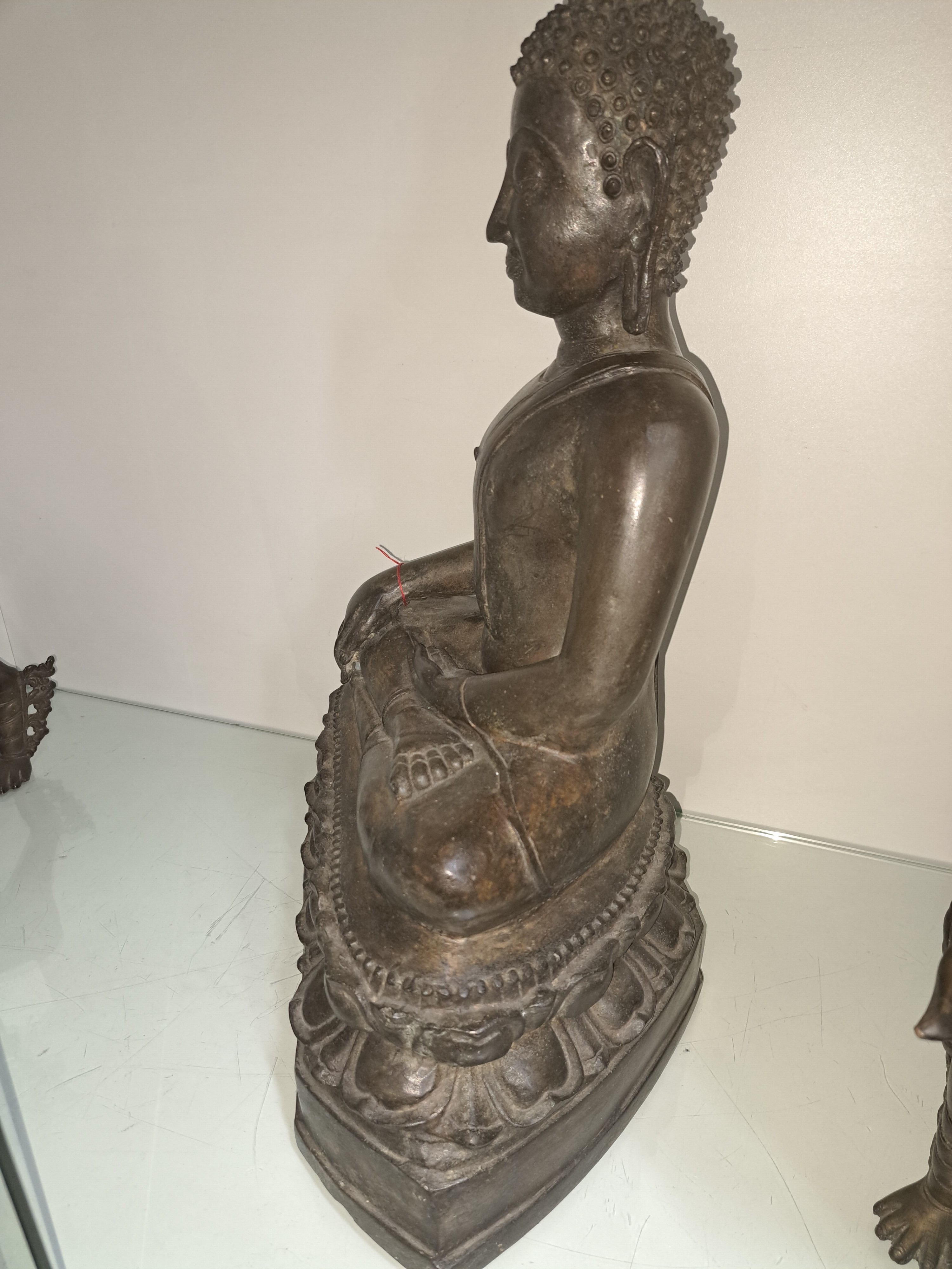 Detail e: Bedeutender Buddha, Thailand, wohl 14./15. Jahrhundert, Shakyamuni-Buddha, Geste der Erdberührung, gewachsene Patina, feiner detaillierter Guß, ca. ...