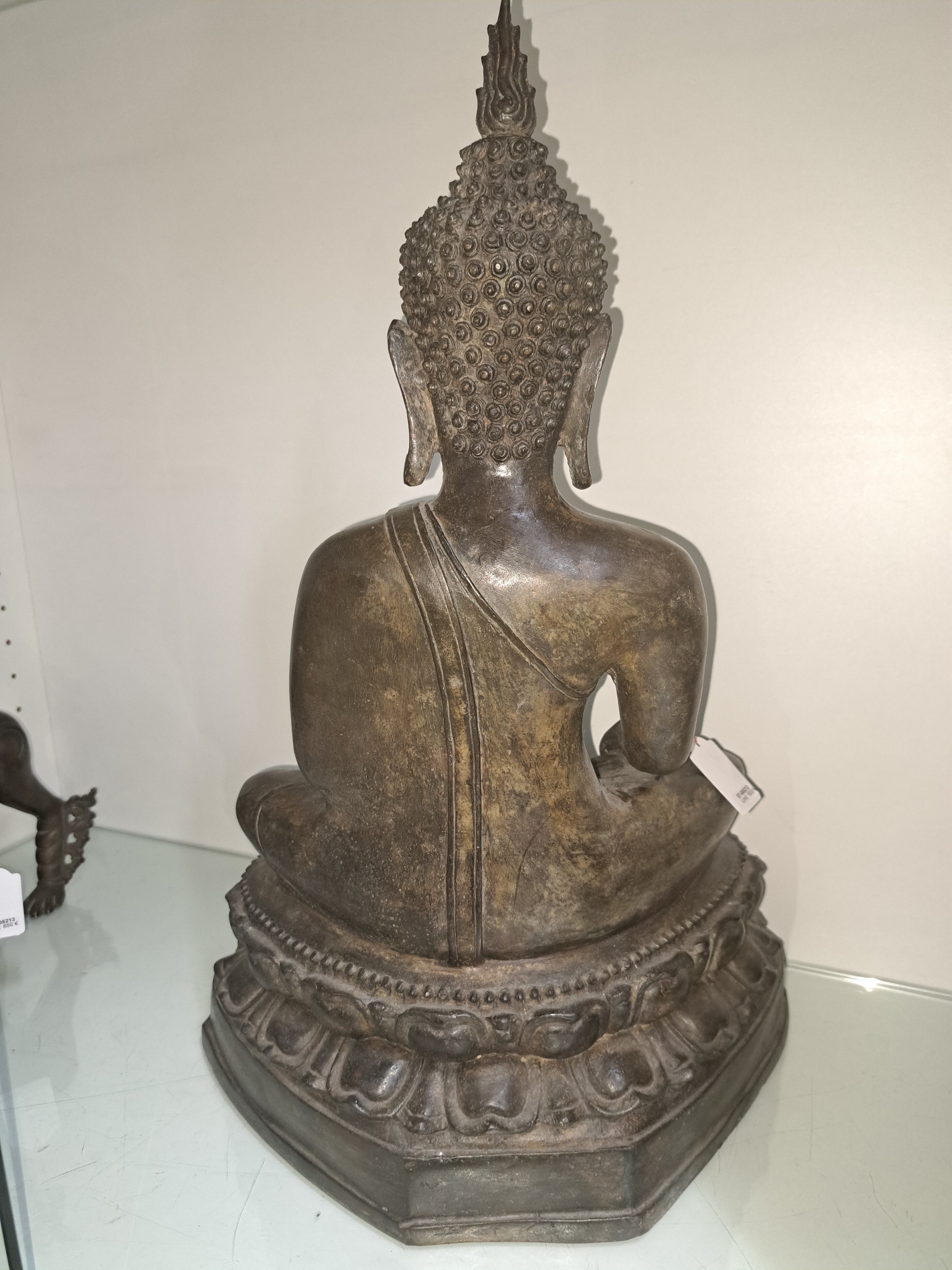 Detail f: Bedeutender Buddha, Thailand, wohl 14./15. Jahrhundert, Shakyamuni-Buddha, Geste der Erdberührung, gewachsene Patina, feiner detaillierter Guß, ca. ...