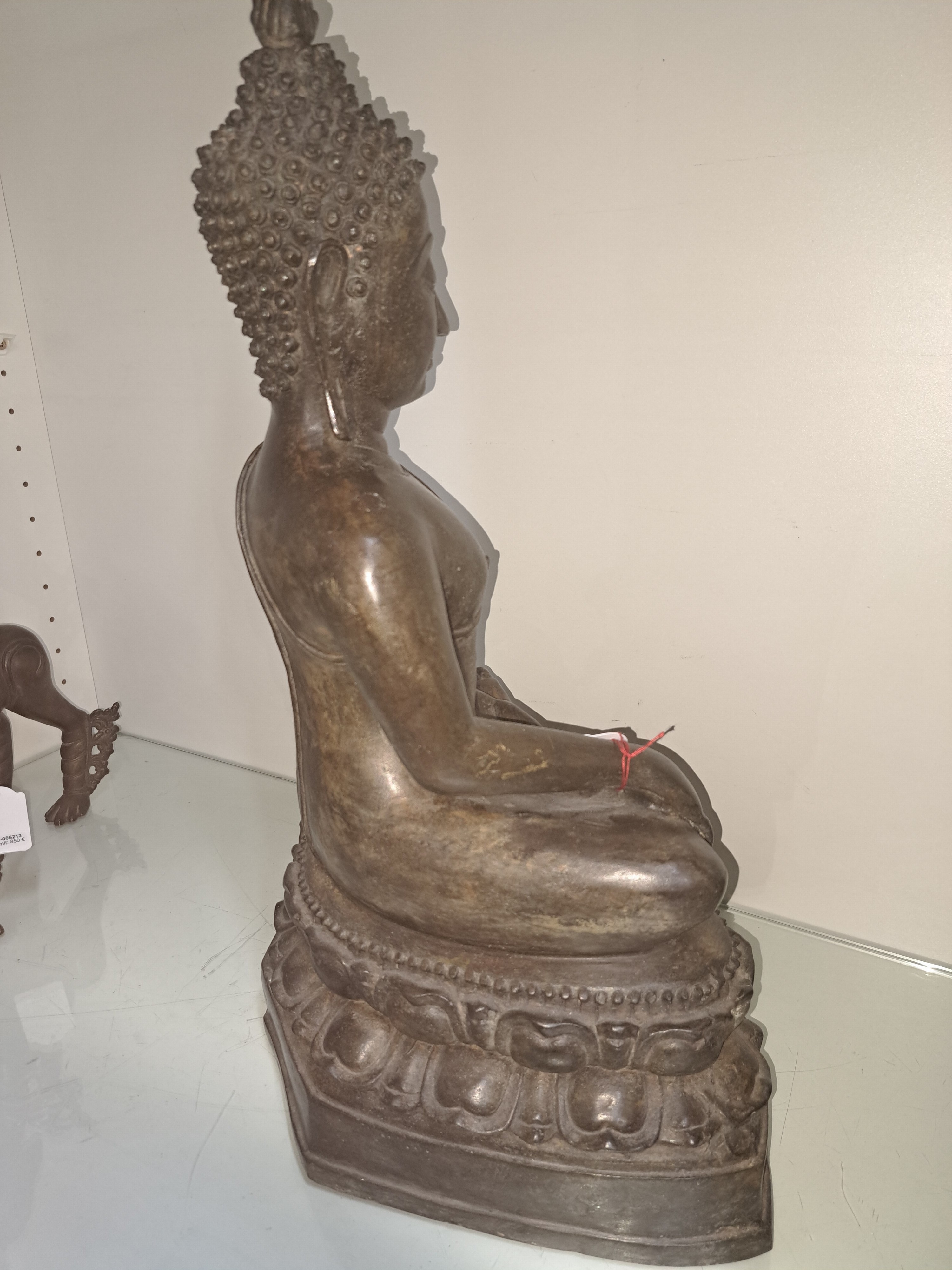 Detail g: Bedeutender Buddha, Thailand, wohl 14./15. Jahrhundert, Shakyamuni-Buddha, Geste der Erdberührung, gewachsene Patina, feiner detaillierter Guß, ca. ...