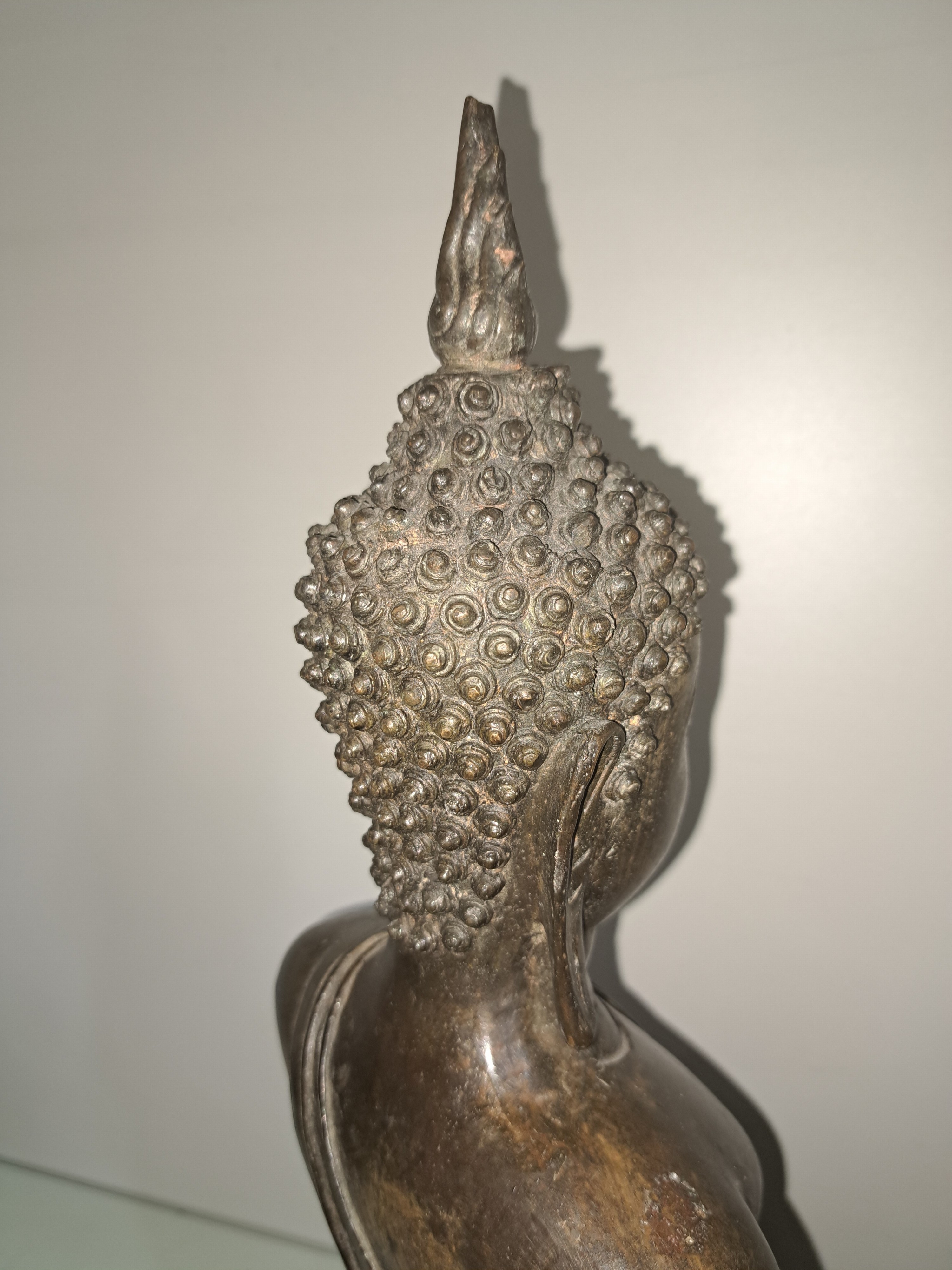 Detail h: Bedeutender Buddha, Thailand, wohl 14./15. Jahrhundert, Shakyamuni-Buddha, Geste der Erdberührung, gewachsene Patina, feiner detaillierter Guß, ca. ...