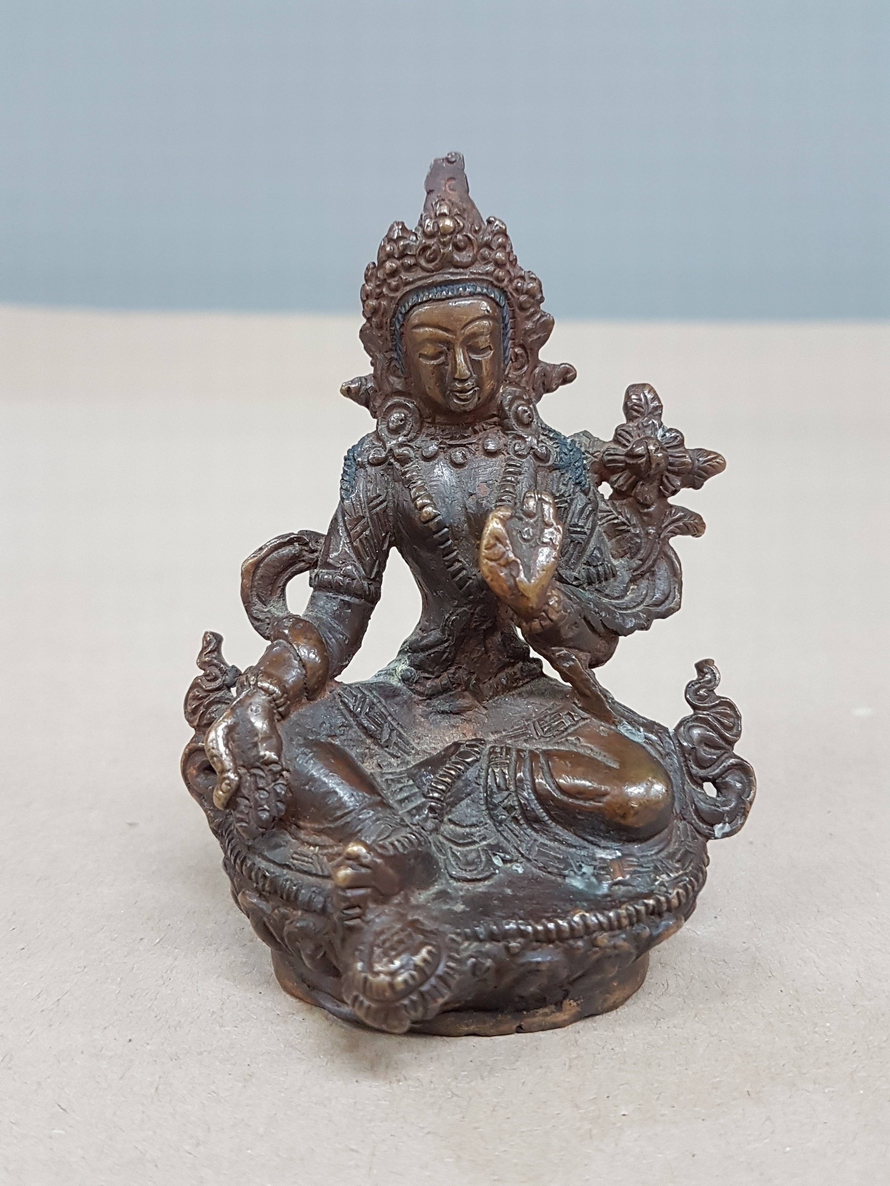 Detail a: Miniaturbuddha, Grüne Tara, Tibet,, wohl um 1900, Bronze, auf Lotusthron sitzend, Varada-Mudra, Schmuck und Krone, H. 8 cm