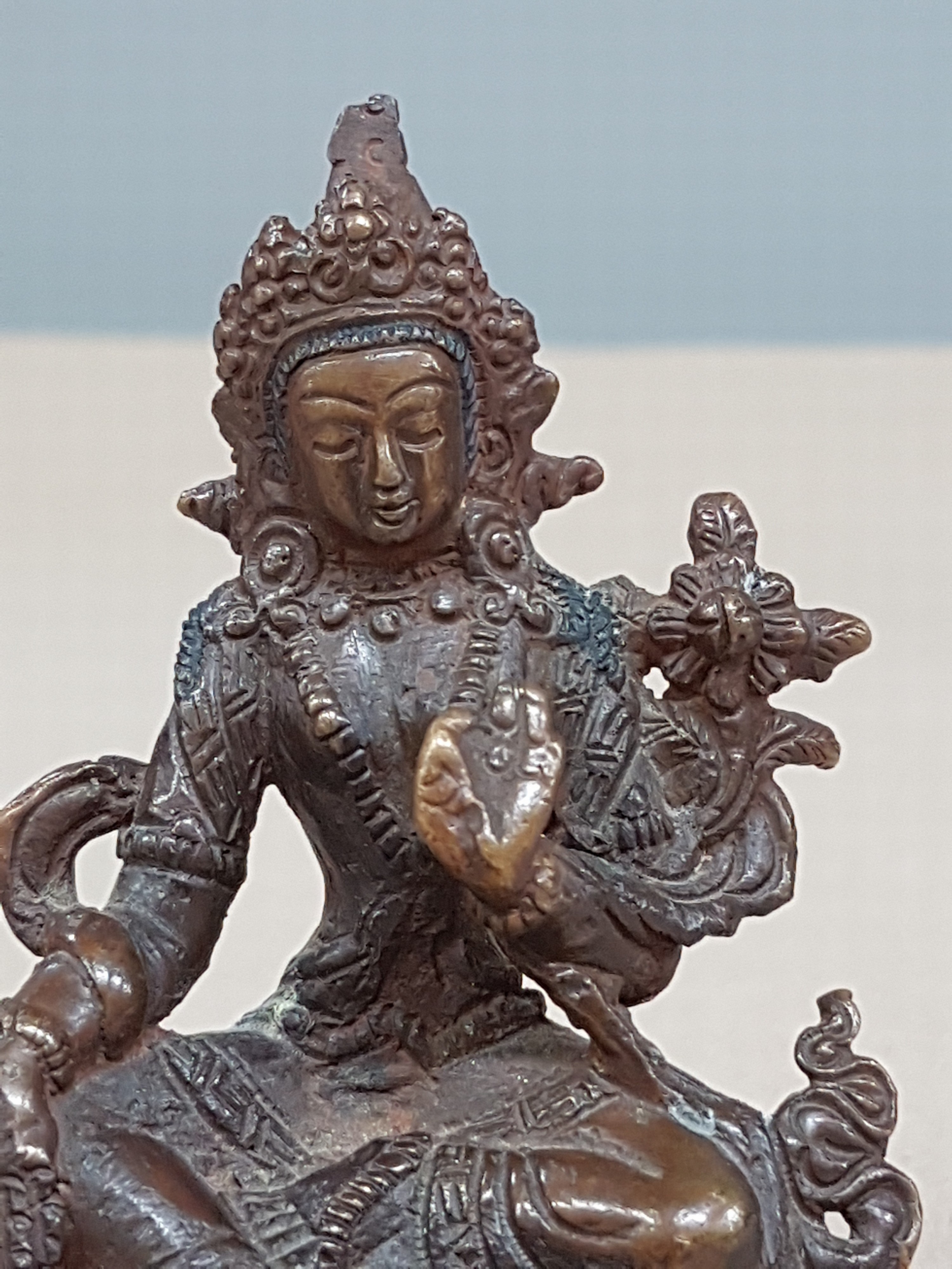 Detail d: Miniaturbuddha, Grüne Tara, Tibet,, wohl um 1900, Bronze, auf Lotusthron sitzend, Varada-Mudra, Schmuck und Krone, H. 8 cm