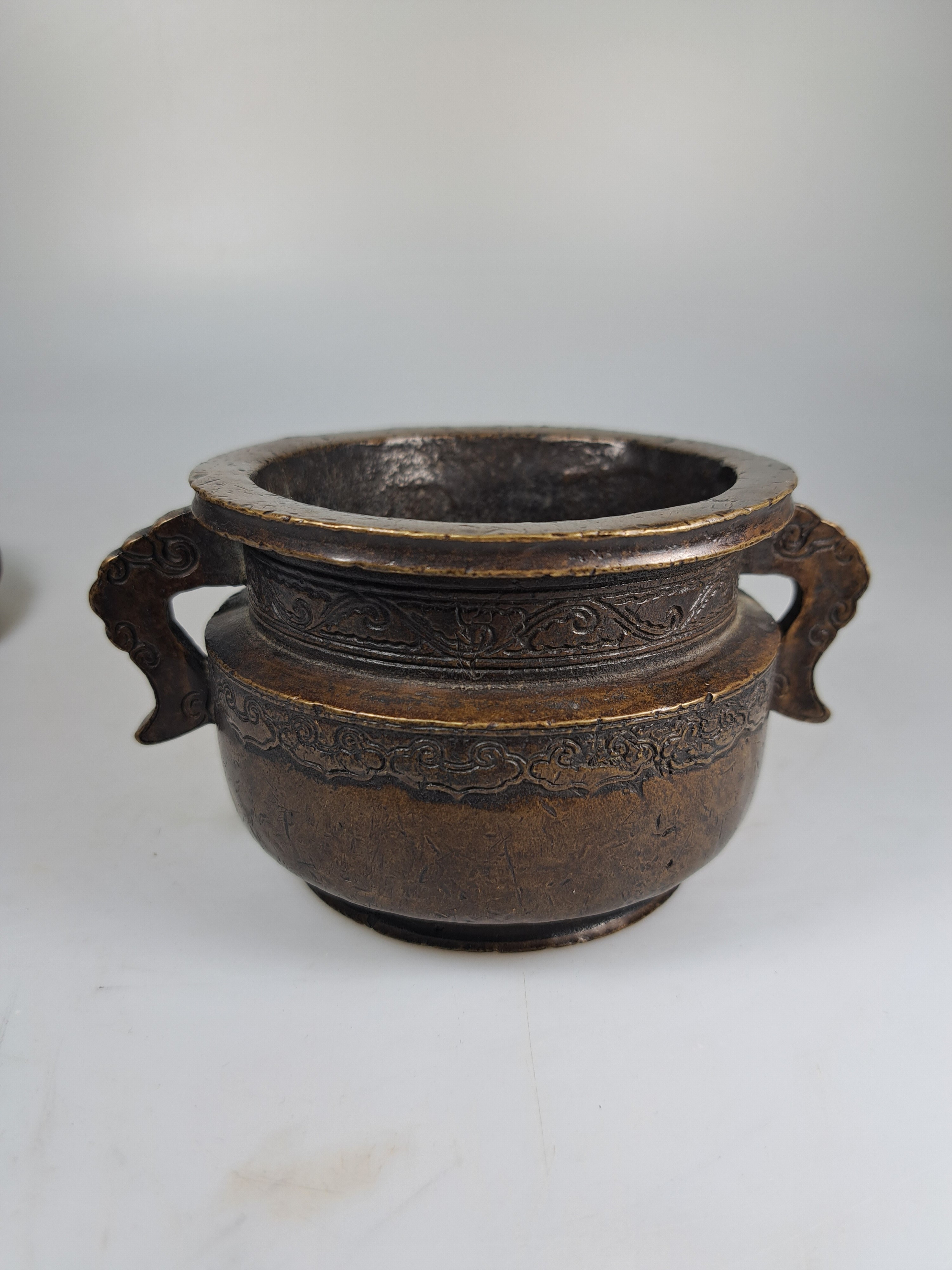 Detail a: Räuchergefäß, China, 18. Jh. Bronze, Qing Dynastie, klassische Form, seitliche Handhaben, breiter ausgestellter Rand, dunkle Patina, umlaufendes ...