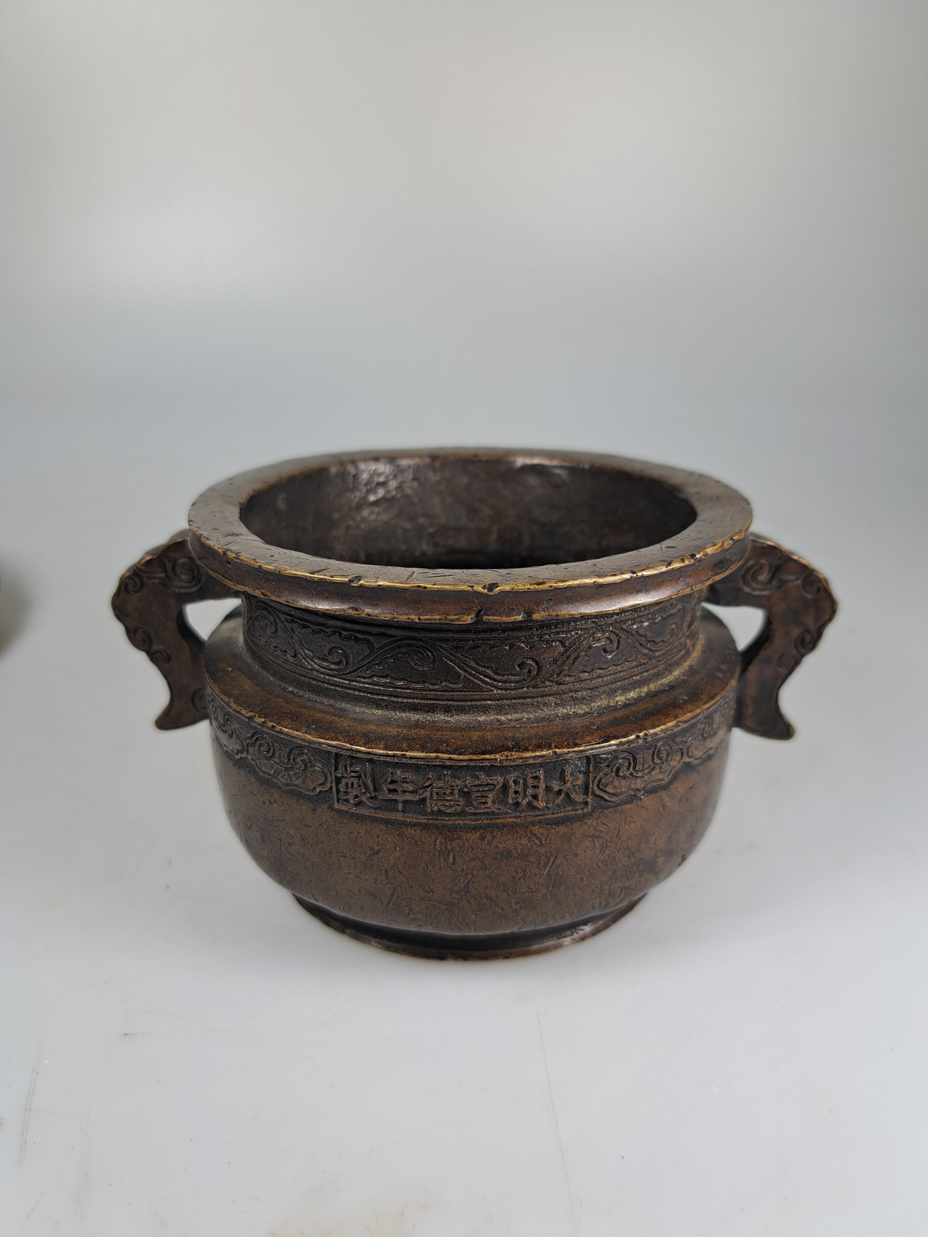 Detail b: Räuchergefäß, China, 18. Jh. Bronze, Qing Dynastie, klassische Form, seitliche Handhaben, breiter ausgestellter Rand, dunkle Patina, umlaufendes ...
