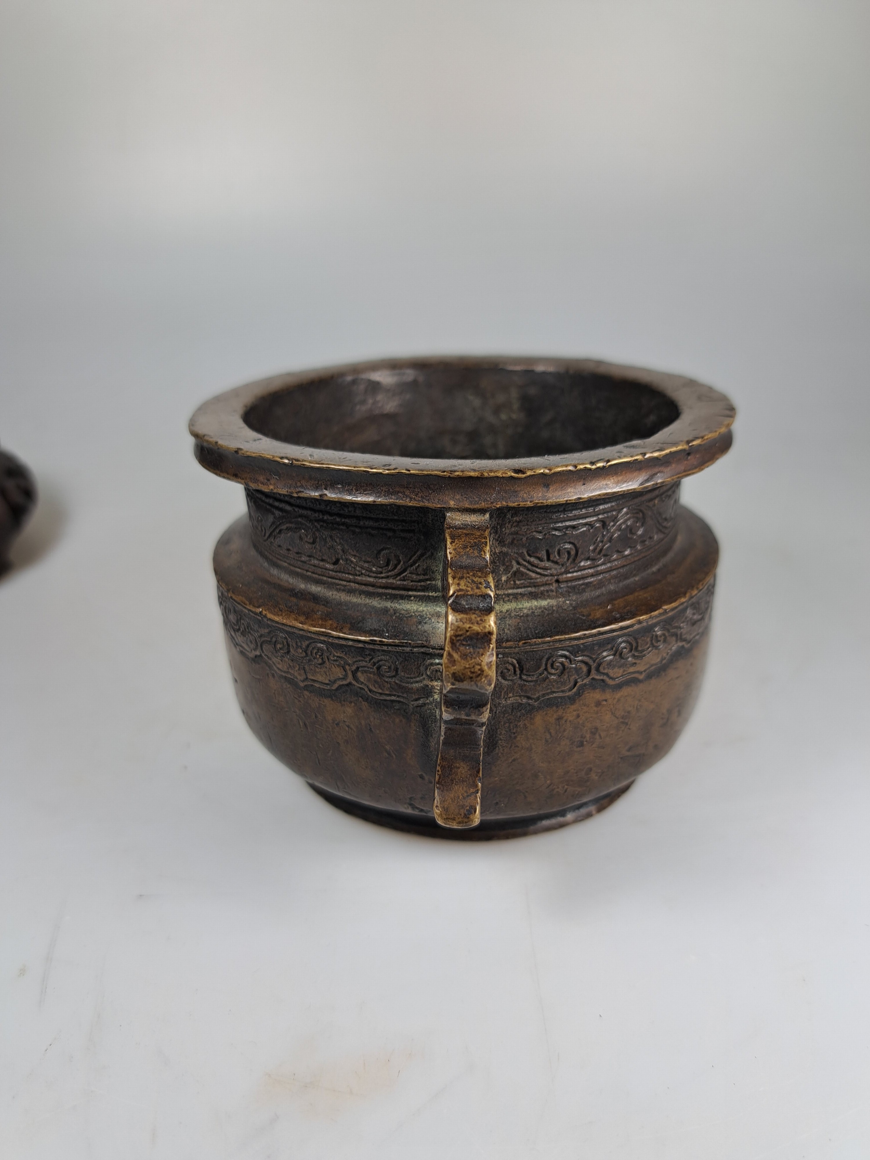 Detail c: Räuchergefäß, China, 18. Jh. Bronze, Qing Dynastie, klassische Form, seitliche Handhaben, breiter ausgestellter Rand, dunkle Patina, umlaufendes ...