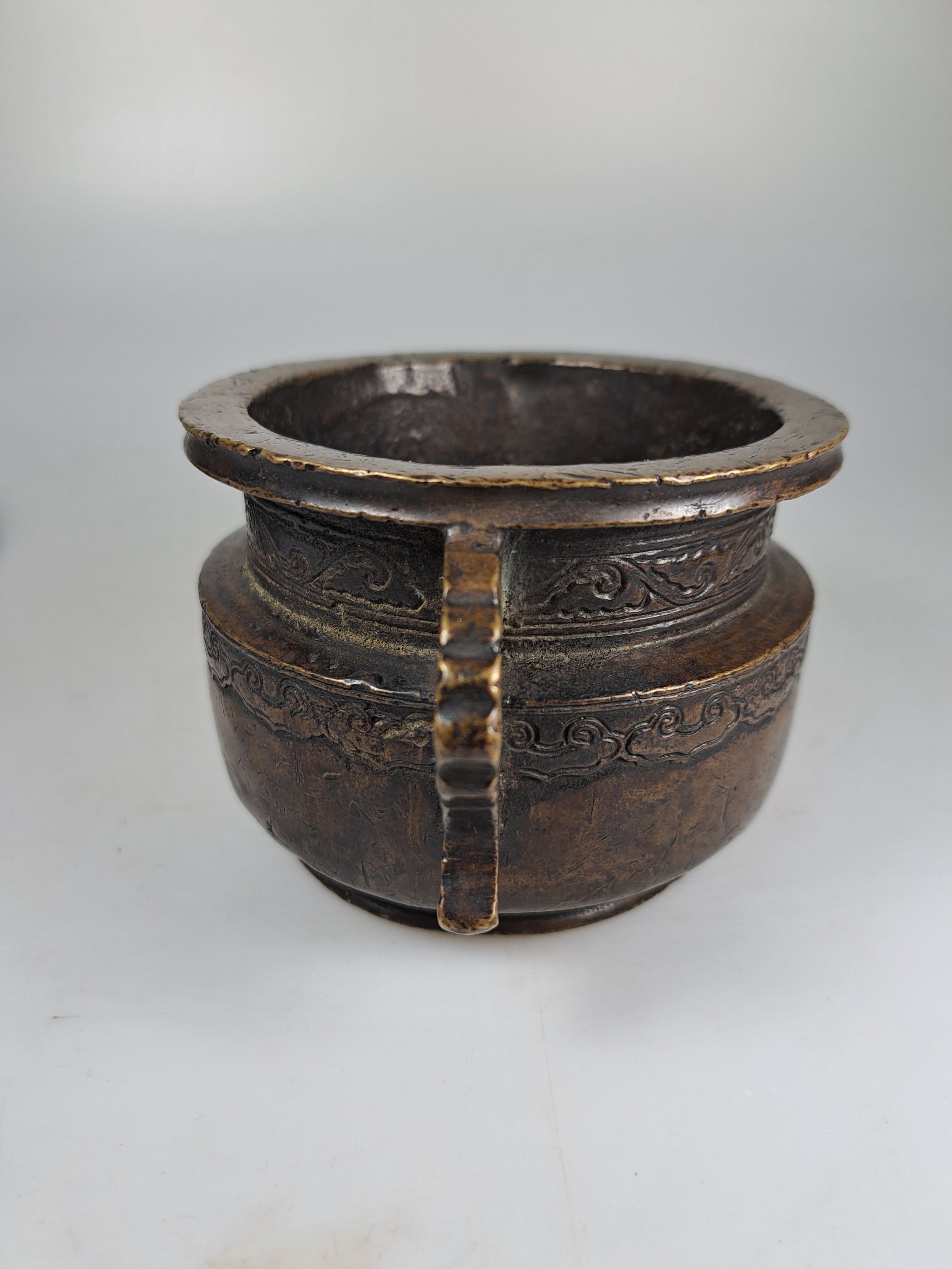 Detail d: Räuchergefäß, China, 18. Jh. Bronze, Qing Dynastie, klassische Form, seitliche Handhaben, breiter ausgestellter Rand, dunkle Patina, umlaufendes ...
