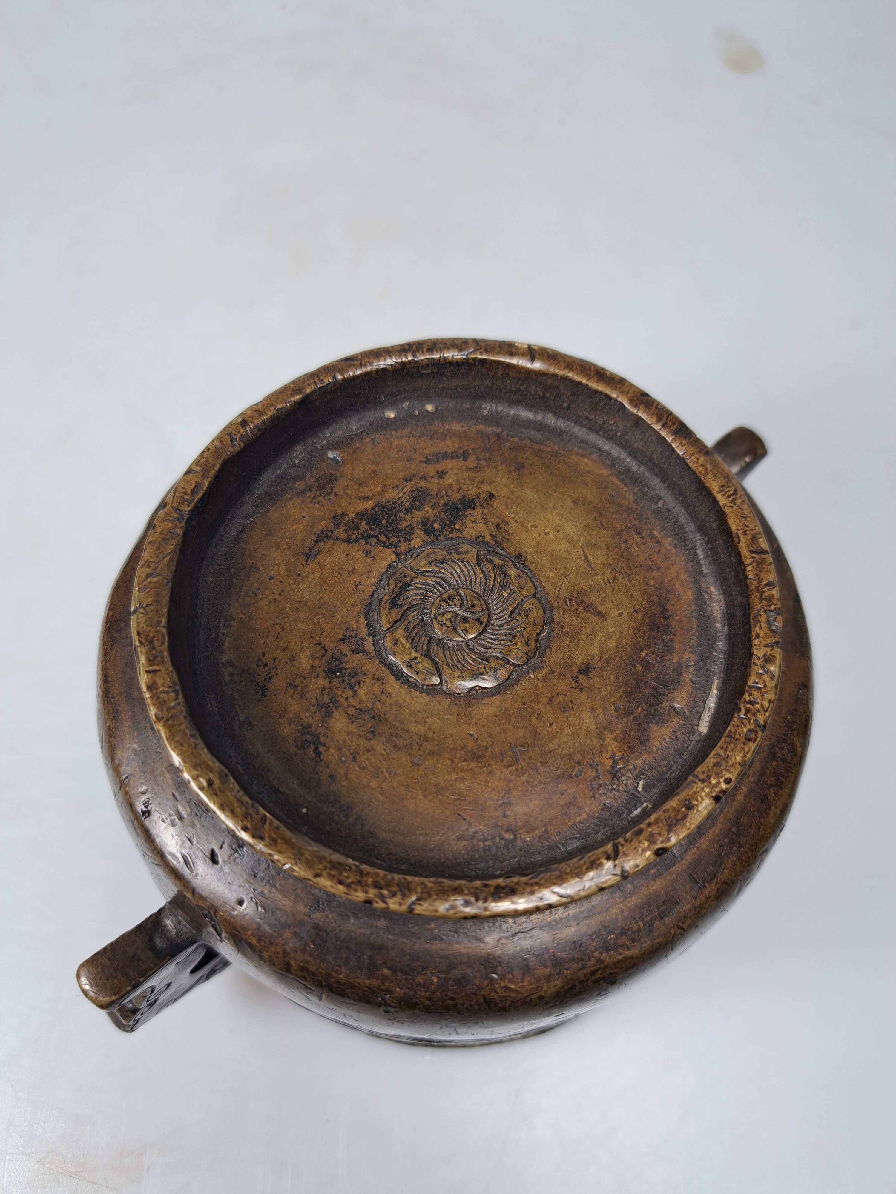 Detail f: Räuchergefäß, China, 18. Jh. Bronze, Qing Dynastie, klassische Form, seitliche Handhaben, breiter ausgestellter Rand, dunkle Patina, umlaufendes ...