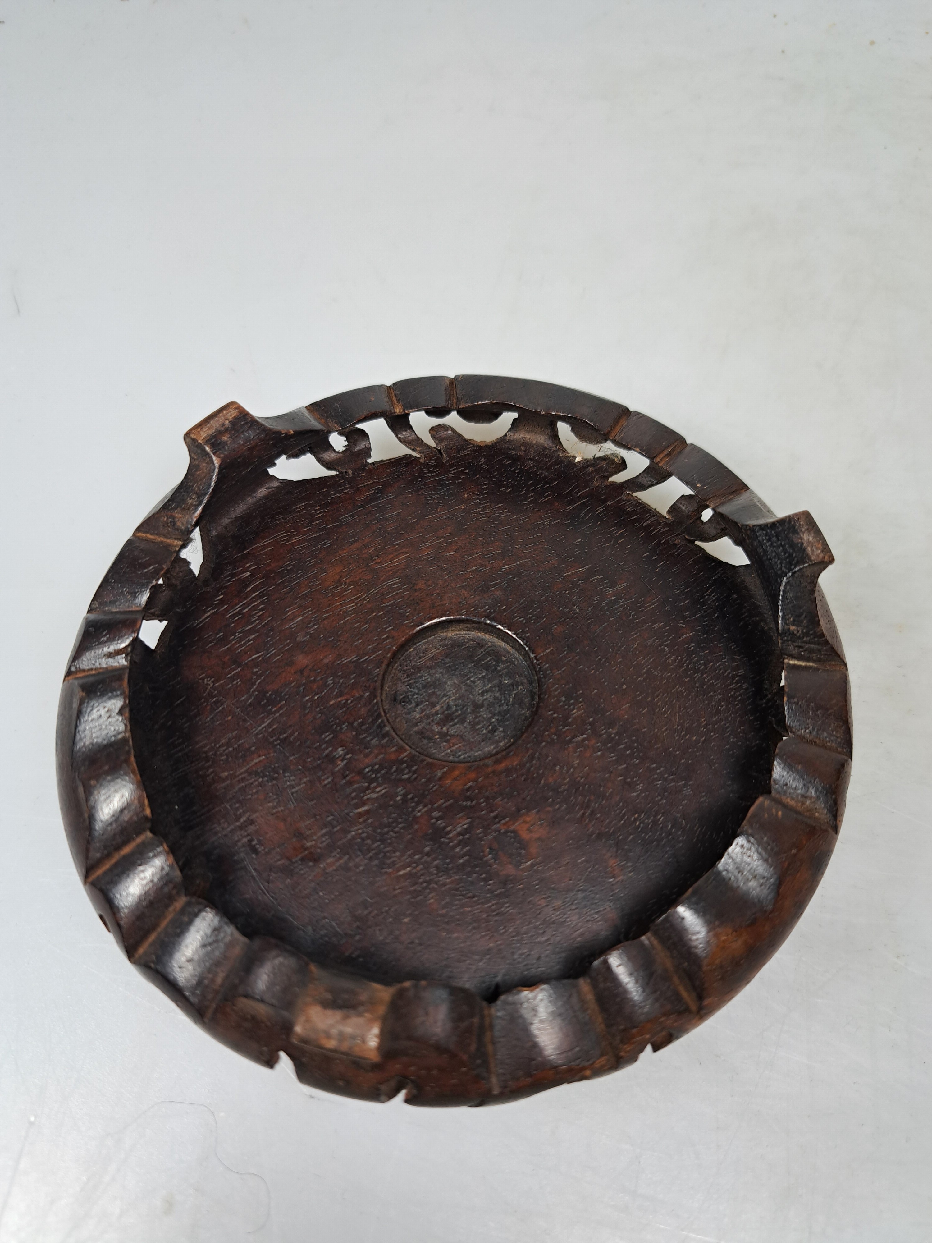 Detail g: Räuchergefäß, China, 18. Jh. Bronze, Qing Dynastie, klassische Form, seitliche Handhaben, breiter ausgestellter Rand, dunkle Patina, umlaufendes ...