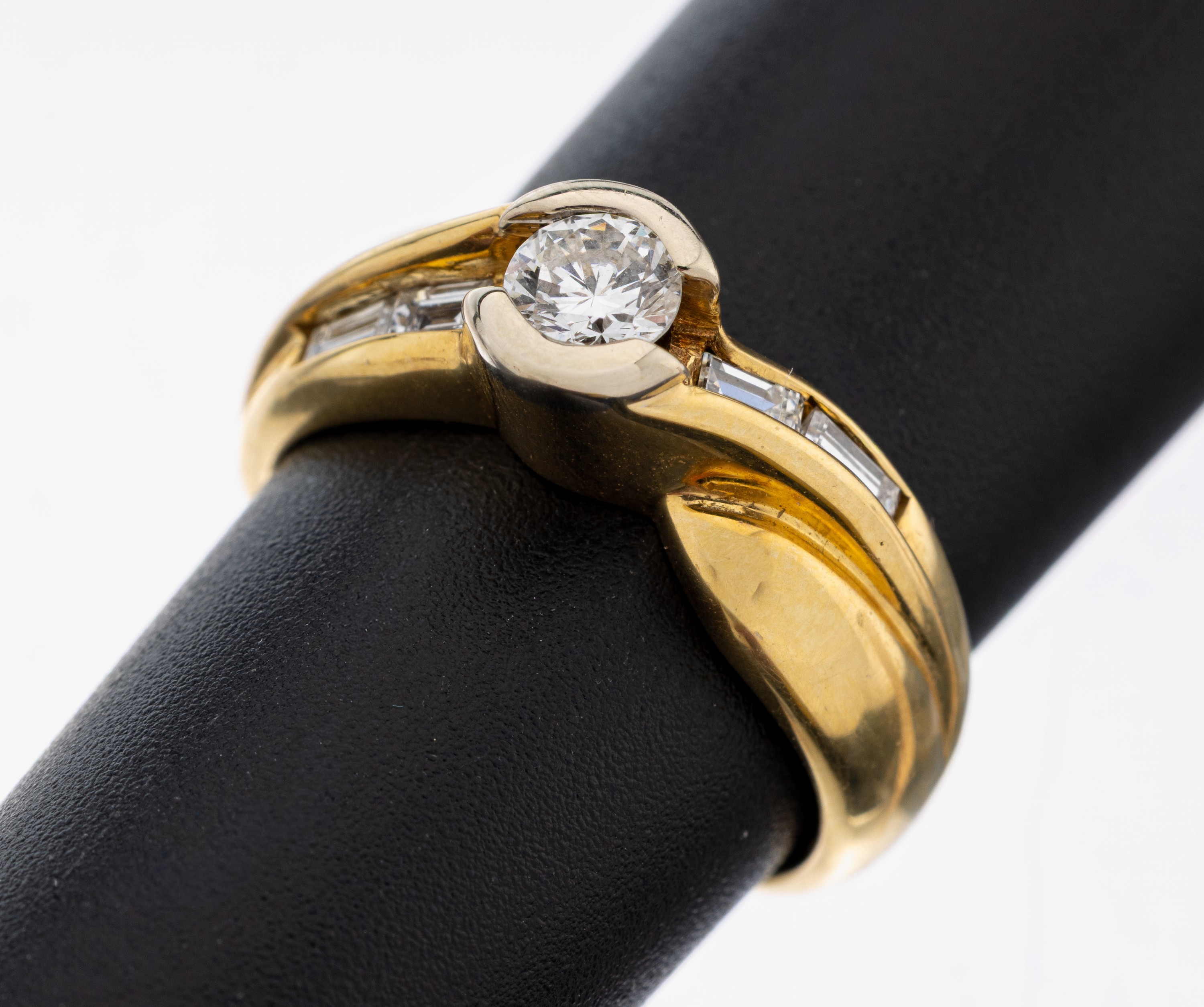 Image 27109211 - 18 kt Gold Diamant-Ring, GG 750/000, 1 Brillant und 4 Diamantbaguettes zus. ca. 0.40 ct ...