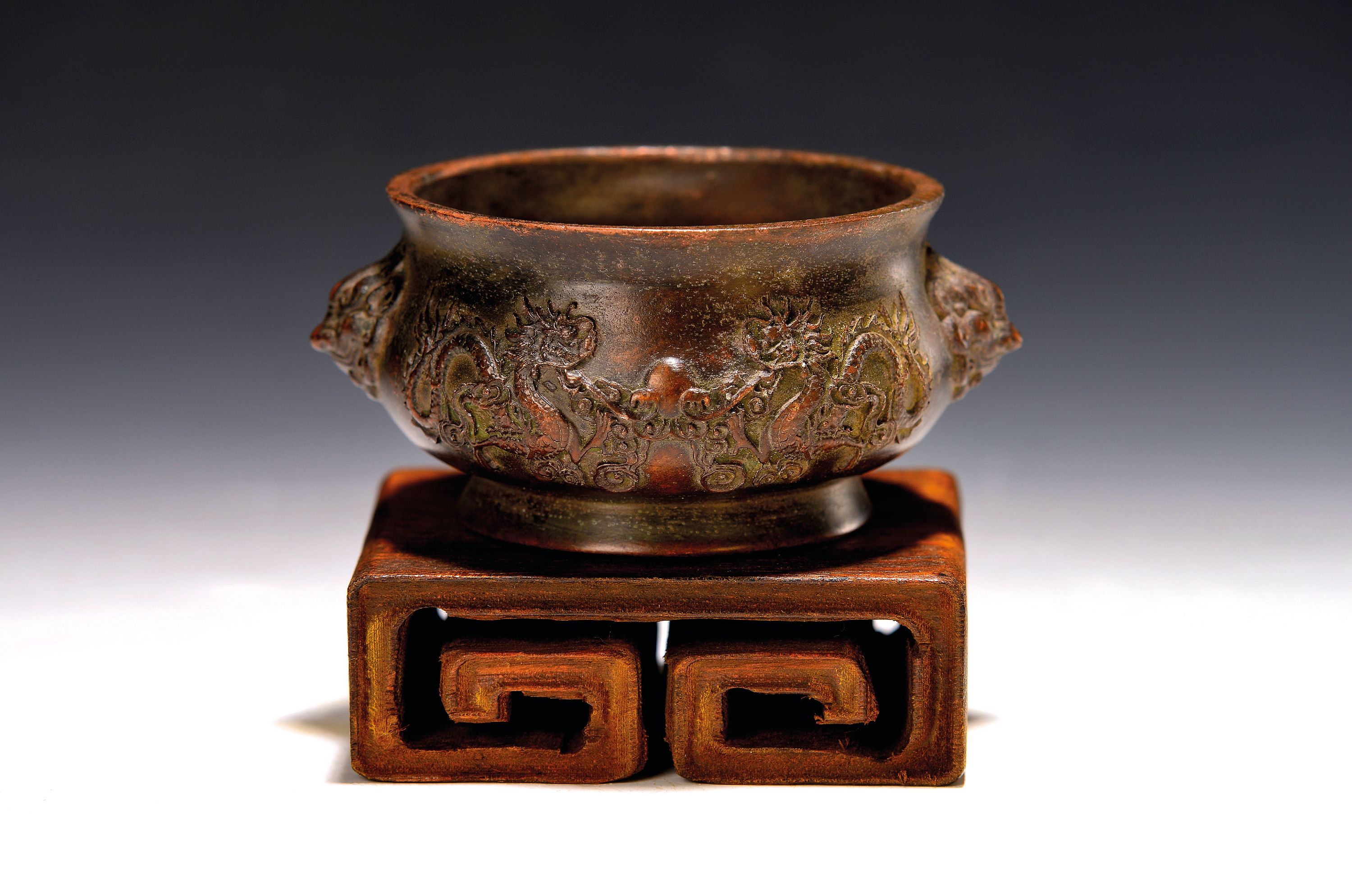 Image 27109212 - kleines Räuchergefäß, China, um 1900, Bronze, umlaufender Drachendekor, dazu ...