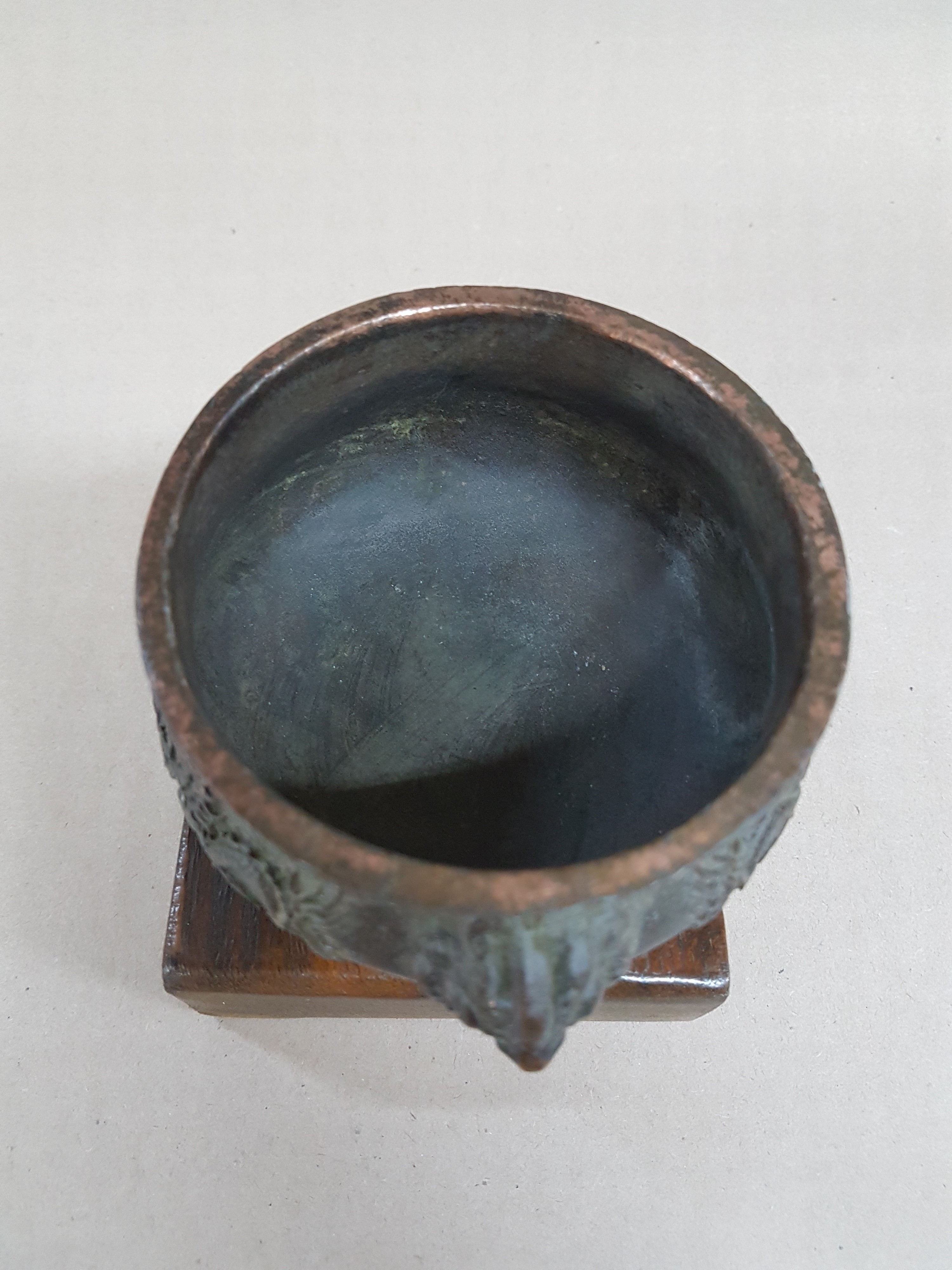 Detail f: kleines Räuchergefäß, China, um 1900, Bronze, umlaufender Drachendekor, dazu geschnitzter Holzsockel (später), D. ca. 11.5 cm, H. ca. 5.5 cm, mit ...