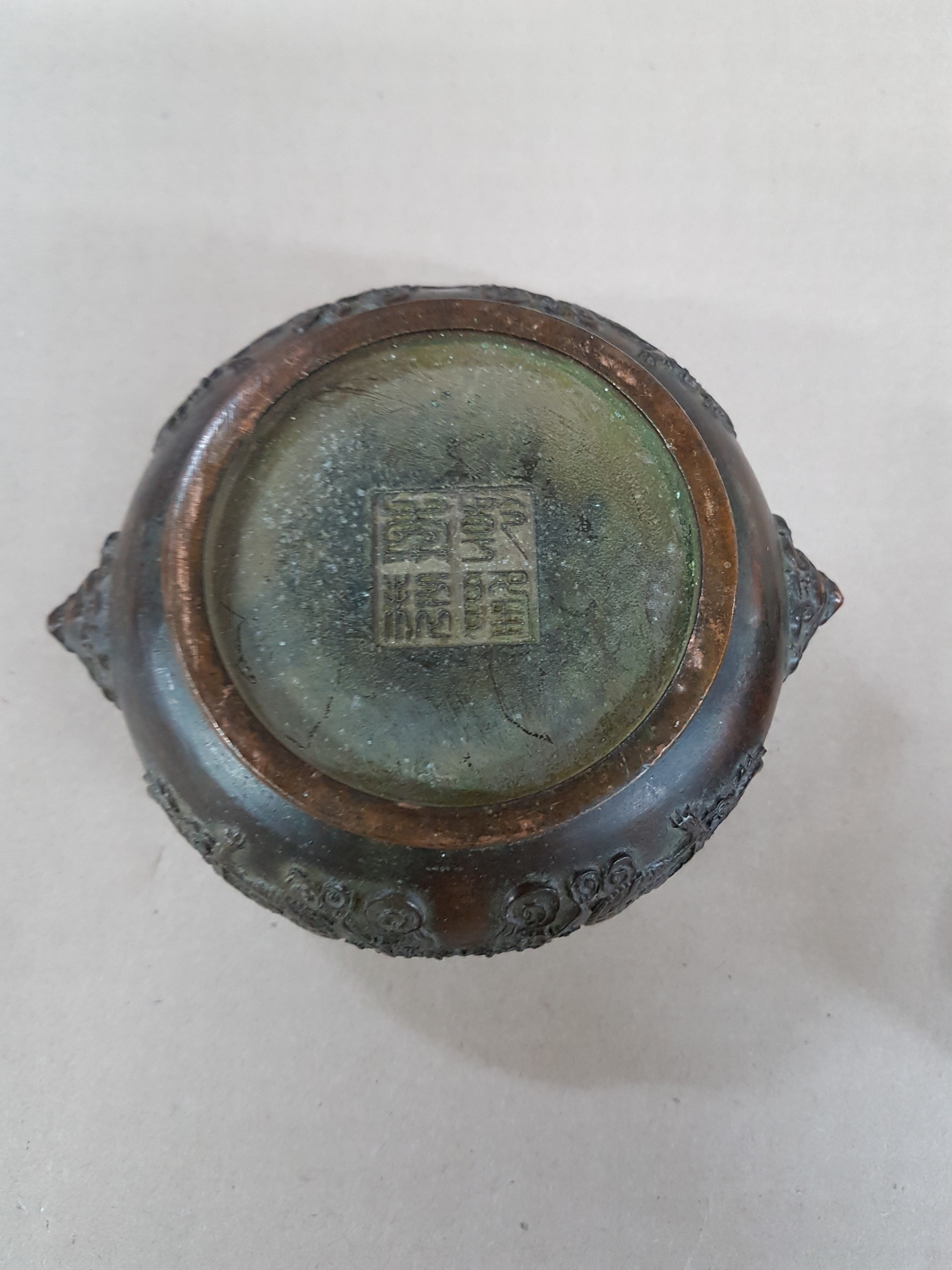 Detail g: kleines Räuchergefäß, China, um 1900, Bronze, umlaufender Drachendekor, dazu geschnitzter Holzsockel (später), D. ca. 11.5 cm, H. ca. 5.5 cm, mit ...