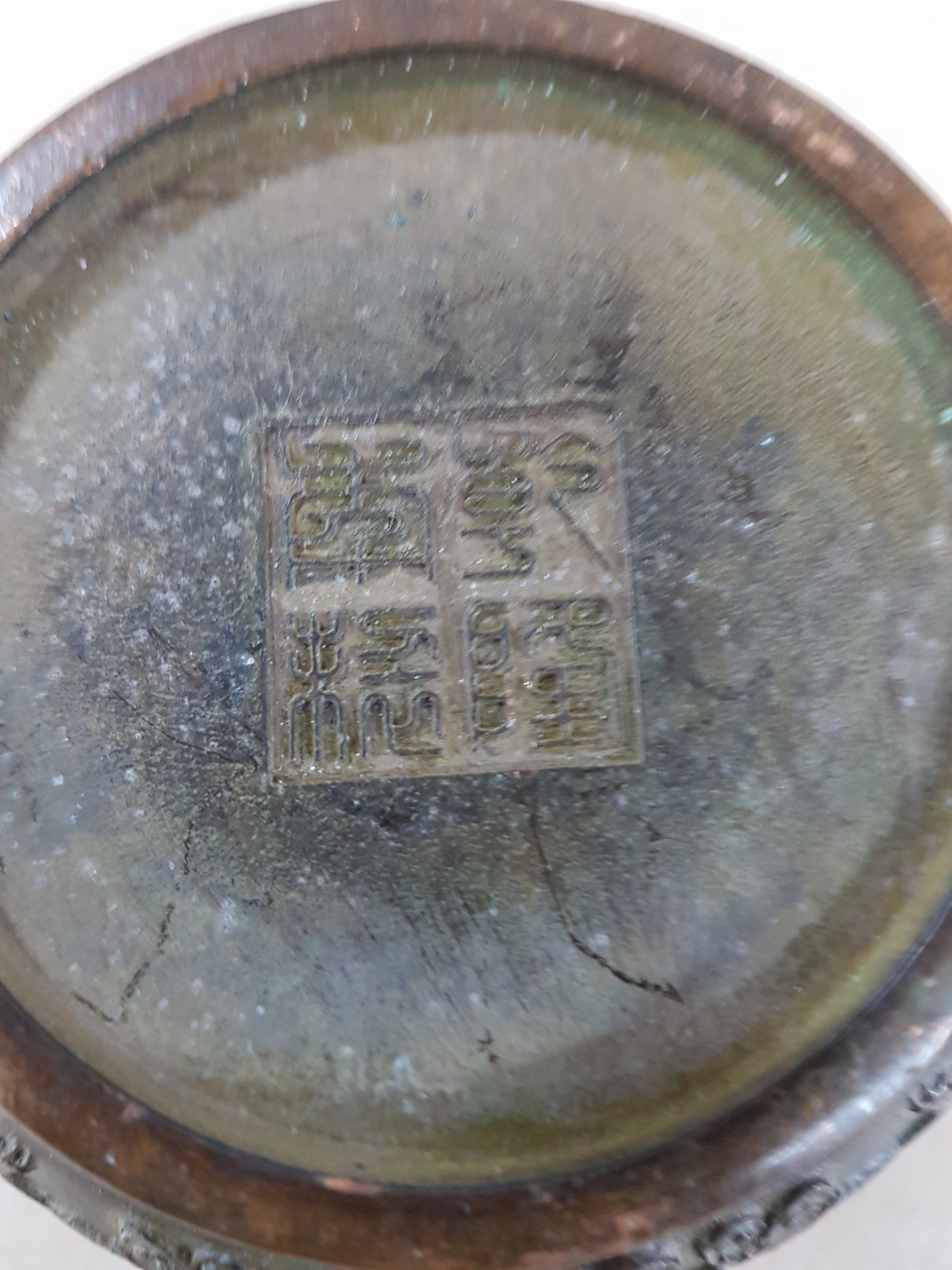 Detail h: kleines Räuchergefäß, China, um 1900, Bronze, umlaufender Drachendekor, dazu geschnitzter Holzsockel (später), D. ca. 11.5 cm, H. ca. 5.5 cm, mit ...