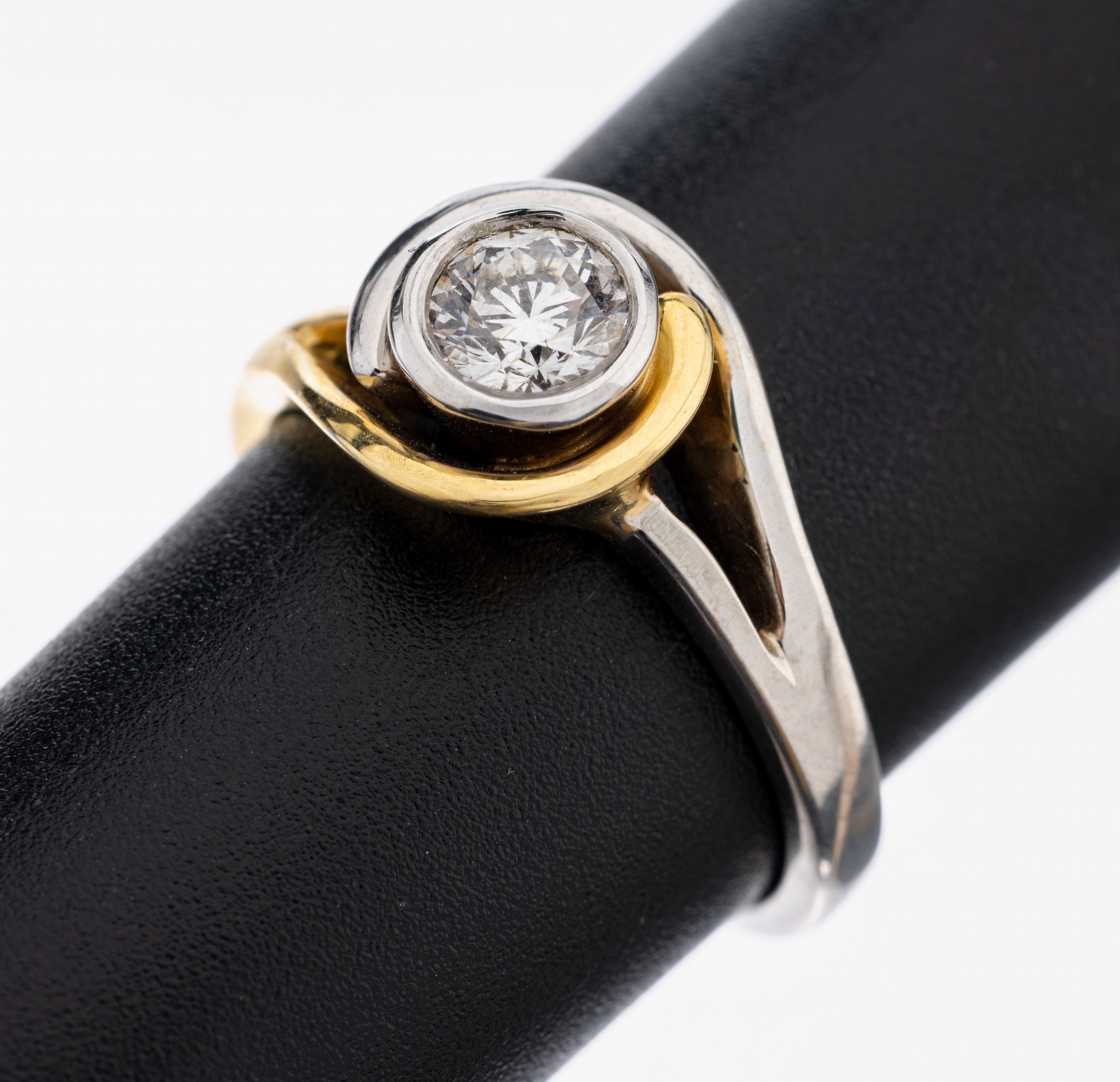 Image 27109213 - 18 kt Gold Brillant-Ring, GG/WG 750/000, Brillant ca. 0.43 ct feines Weiß/vvs, RW ...