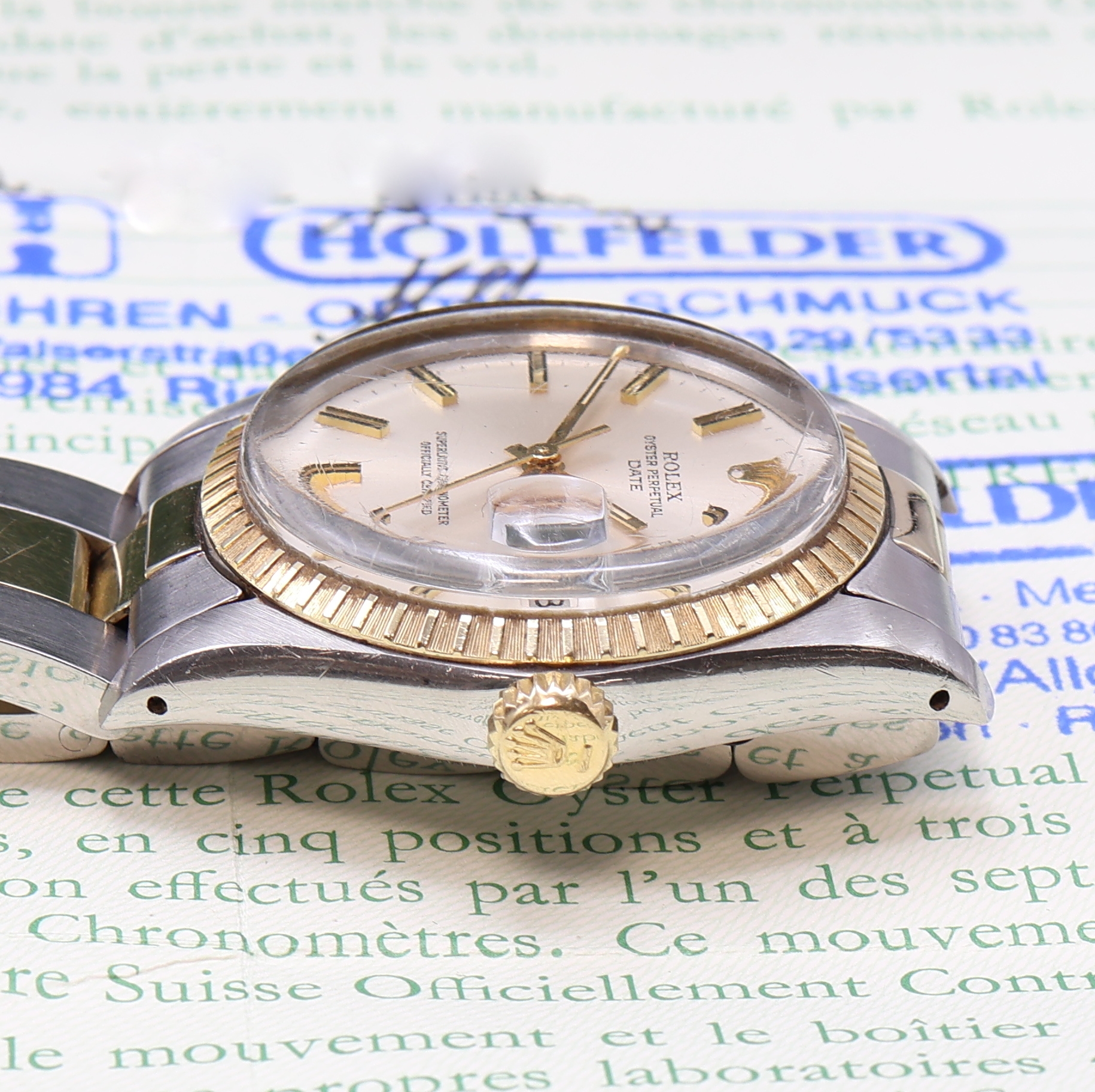 Detail d: ROLEX Oyster Perpetual Date Herrenarmbanduhr Referenz 1505, Automatik, Chronometer der Superlative in Edelstahl, verg. Lünette, Boden und Goldkrone ...