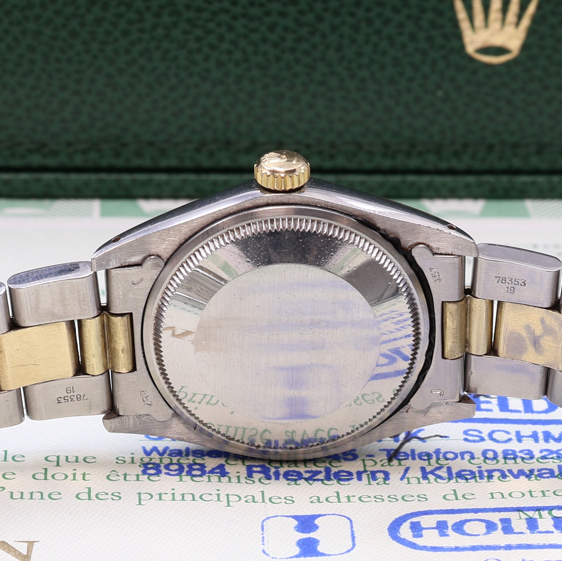 Detail e: ROLEX Oyster Perpetual Date Herrenarmbanduhr Referenz 1505, Automatik, Chronometer der Superlative in Edelstahl, verg. Lünette, Boden und Goldkrone ...