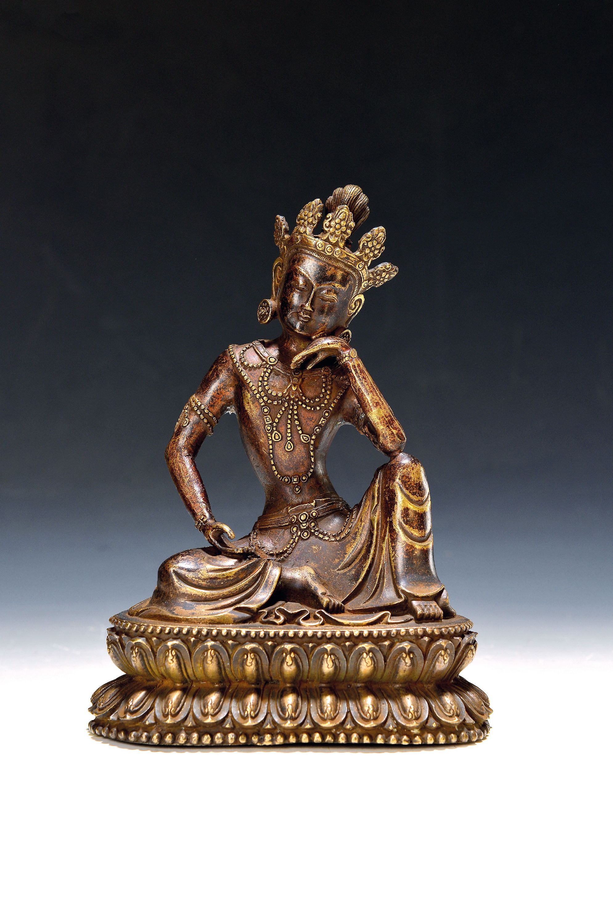 Image 27109224 - Buddha, Tibet, 20. Jh., Bronze, patiniert, auf Lotussockel, eine Hand aufgestützt, H. ...