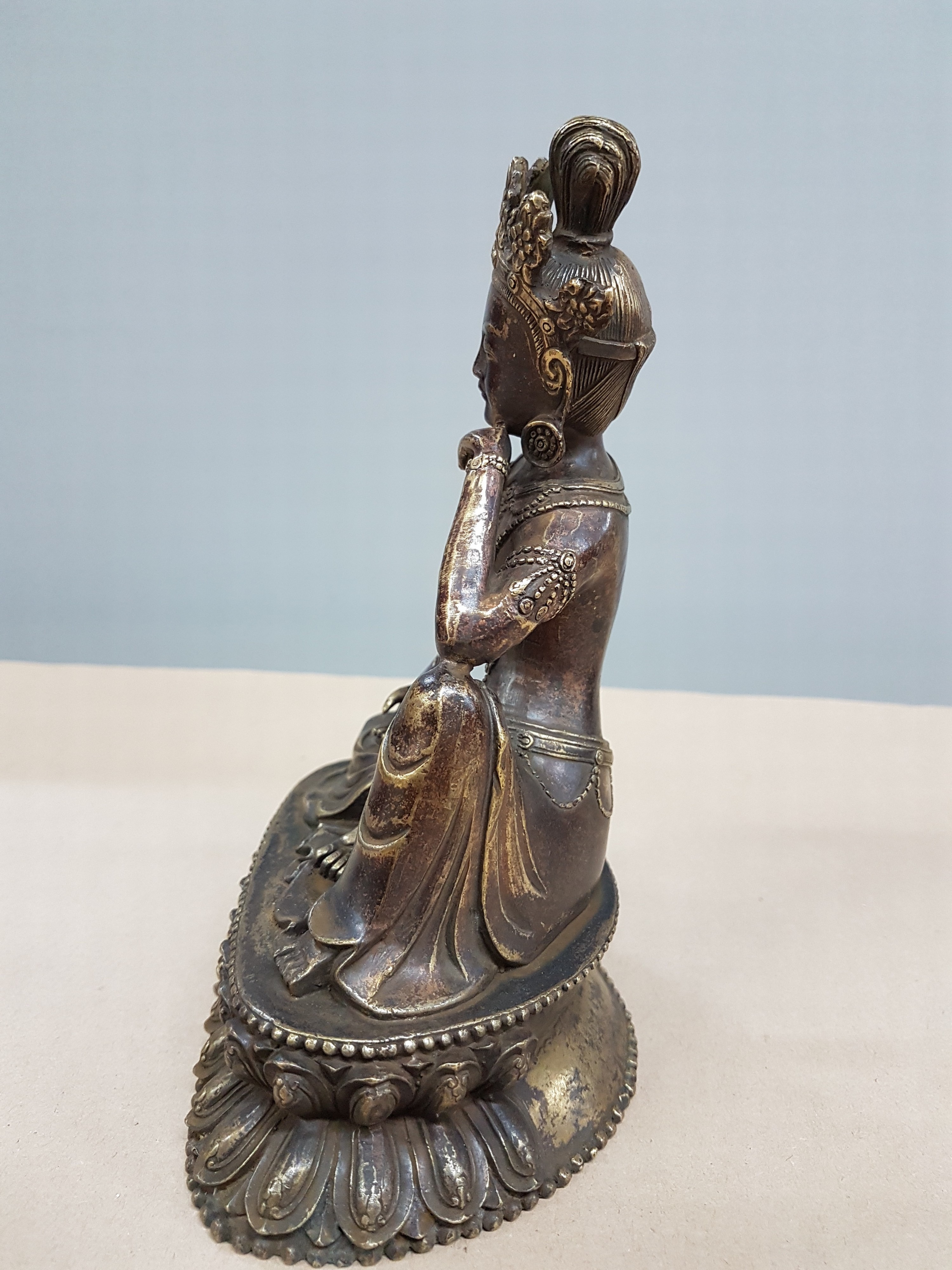 Detail d: Buddha, Tibet, 20. Jh., Bronze, patiniert, auf Lotussockel, eine Hand aufgestützt, H. ca. 21 cm