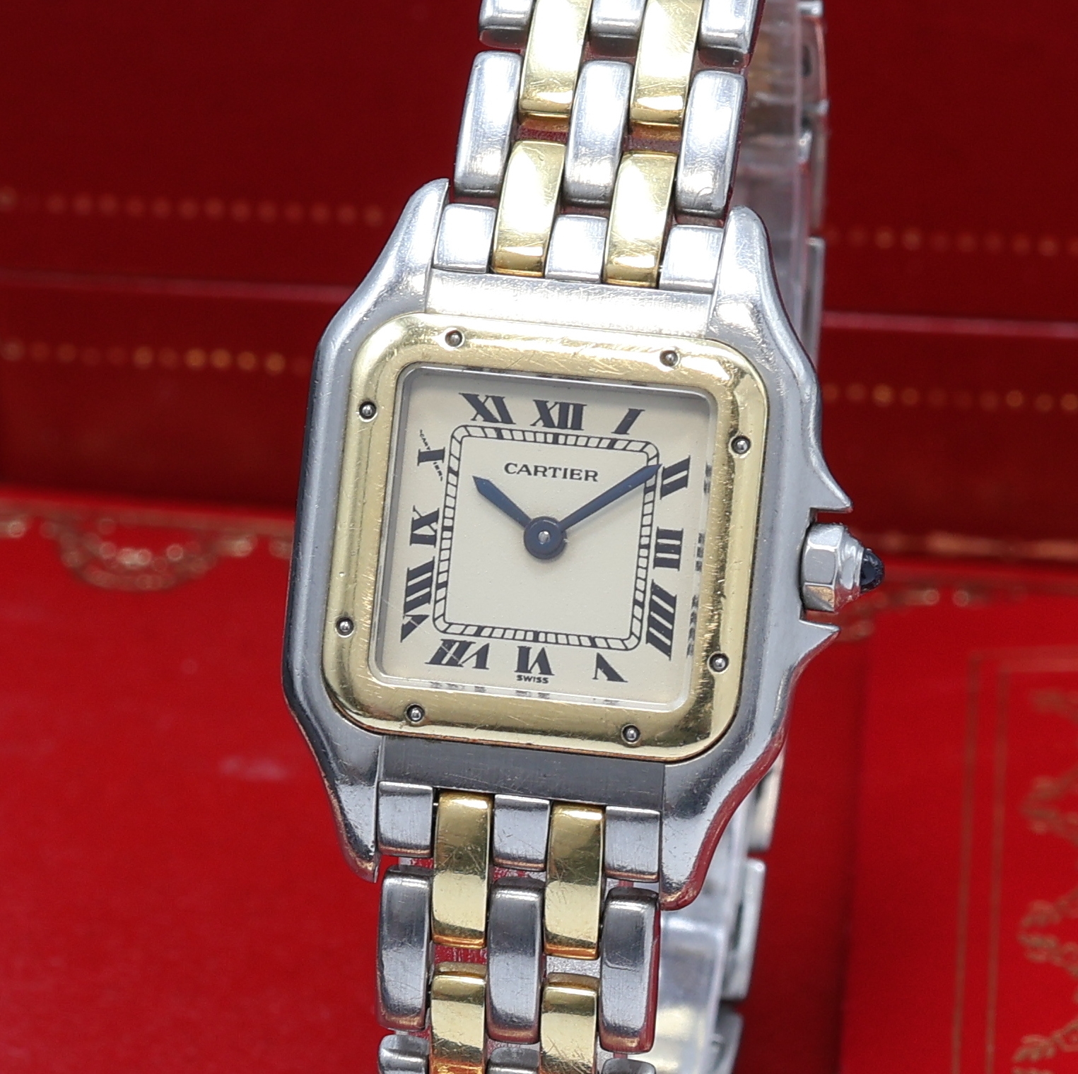 Detail a: CARTIER Panthere Damenarmbanduhr Referenz 166921, Schweiz um 1990, Edelstahl/Gold kombiniert inkl. Gliederband m. dopp. Faltschl., quarz, Boden ...
