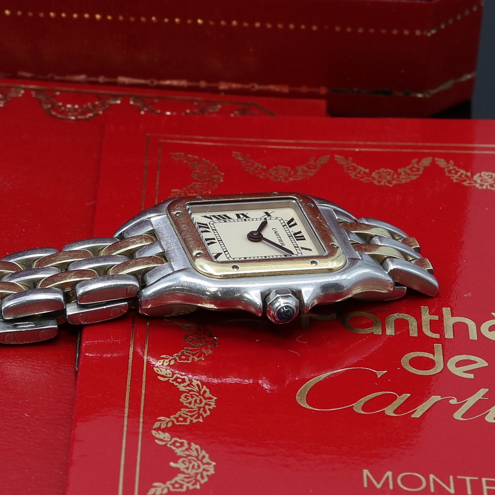 Detail c: CARTIER Panthere Damenarmbanduhr Referenz 166921, Schweiz um 1990, Edelstahl/Gold kombiniert inkl. Gliederband m. dopp. Faltschl., quarz, Boden ...