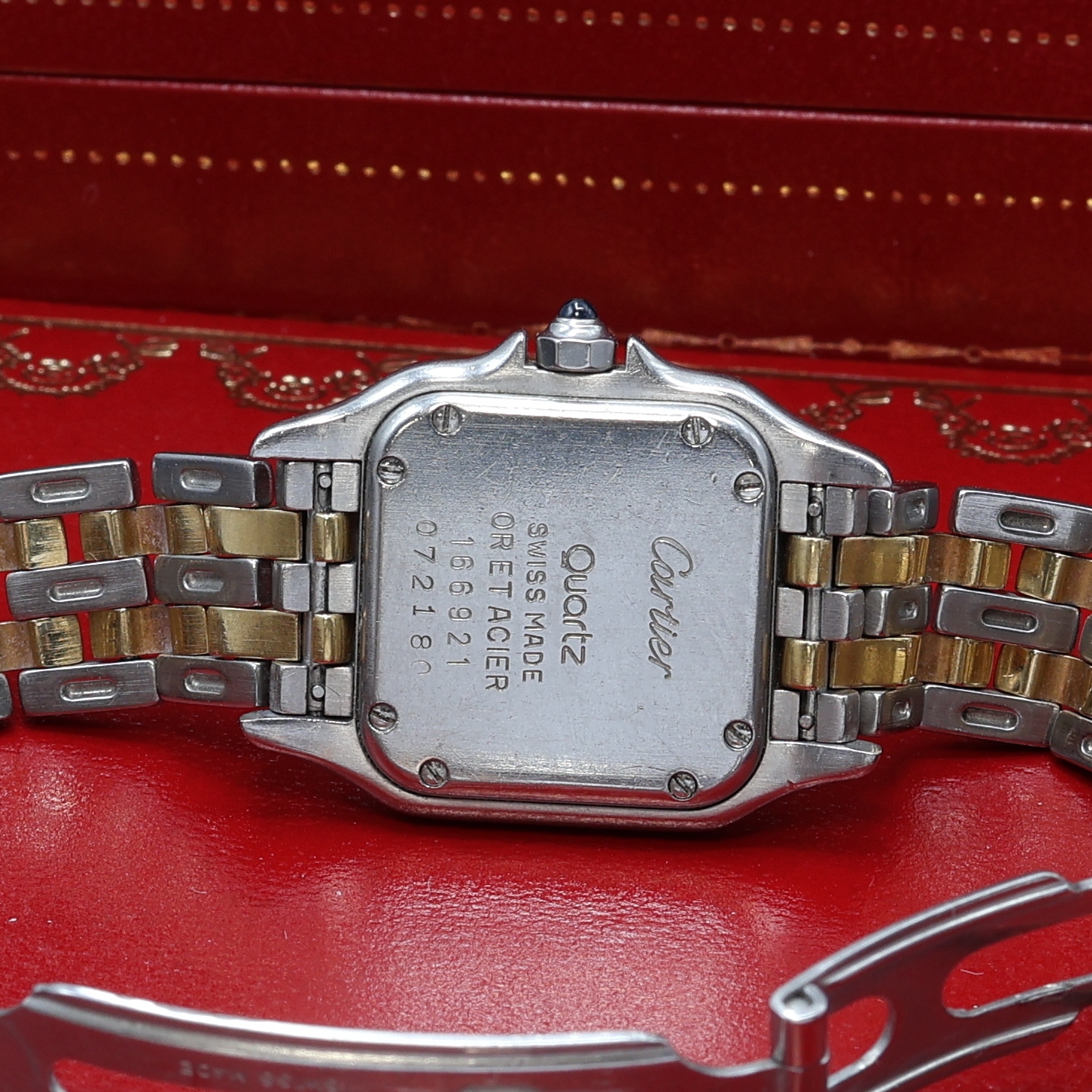 Detail d: CARTIER Panthere Damenarmbanduhr Referenz 166921, Schweiz um 1990, Edelstahl/Gold kombiniert inkl. Gliederband m. dopp. Faltschl., quarz, Boden ...