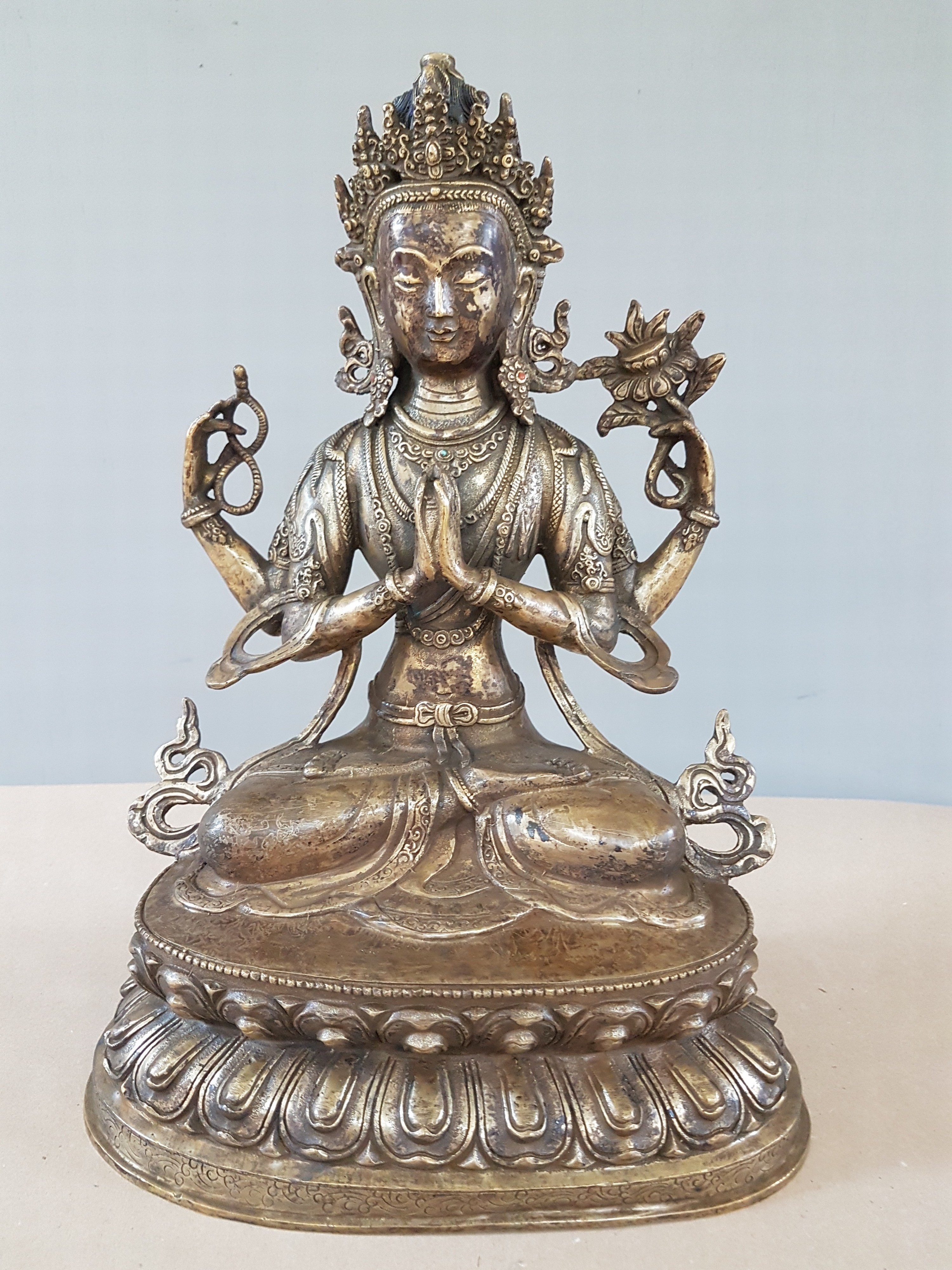 Detail a: Chinesische Bronze Figur, Avalokiteshvara, Tibet, wohl um 1900, vierarmiger Boddhisattva Avalokiteshvara in sitzender Haltung, doppelter Lotussockel, ...