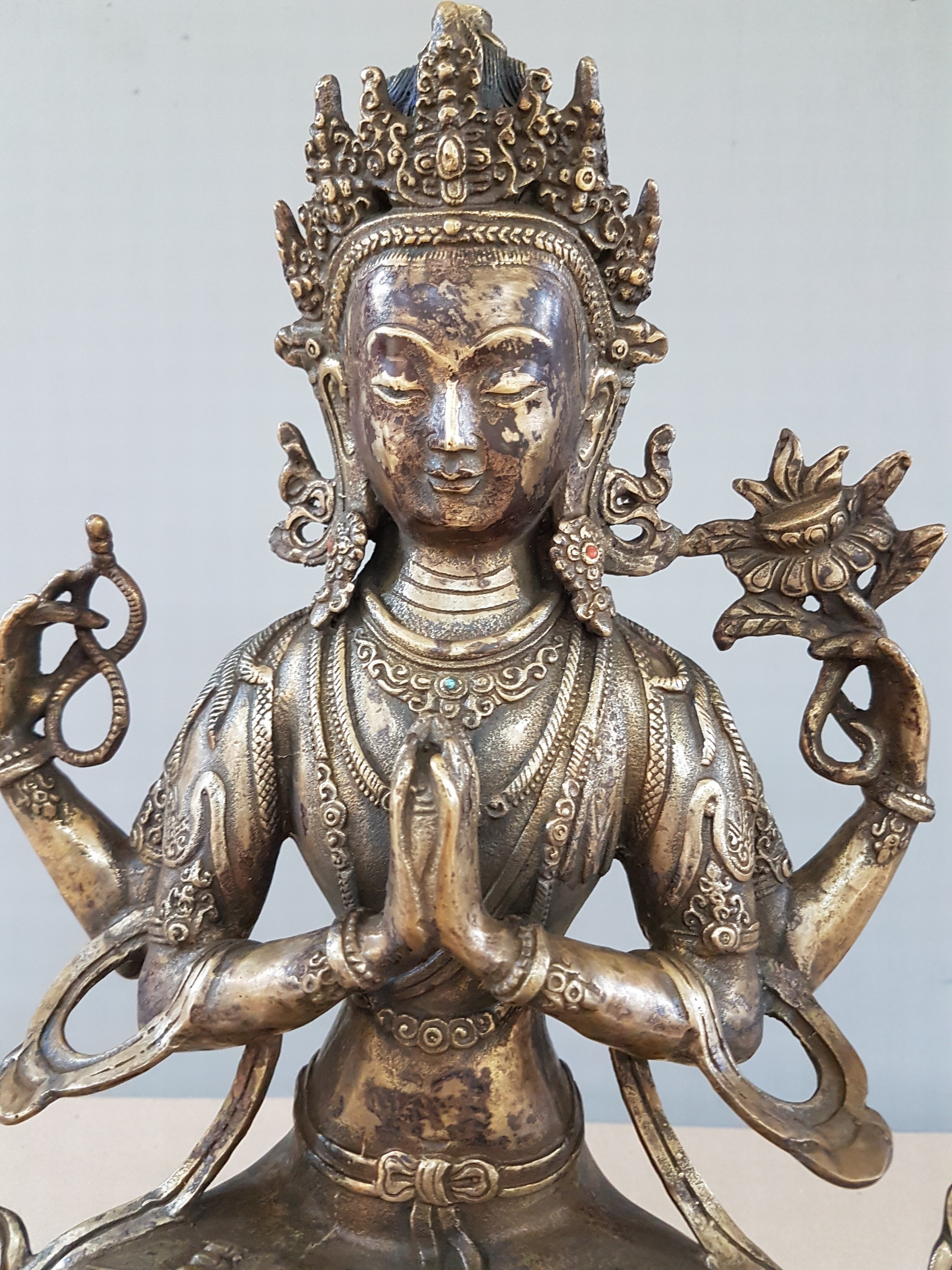 Detail b: Chinesische Bronze Figur, Avalokiteshvara, Tibet, wohl um 1900, vierarmiger Boddhisattva Avalokiteshvara in sitzender Haltung, doppelter Lotussockel, ...