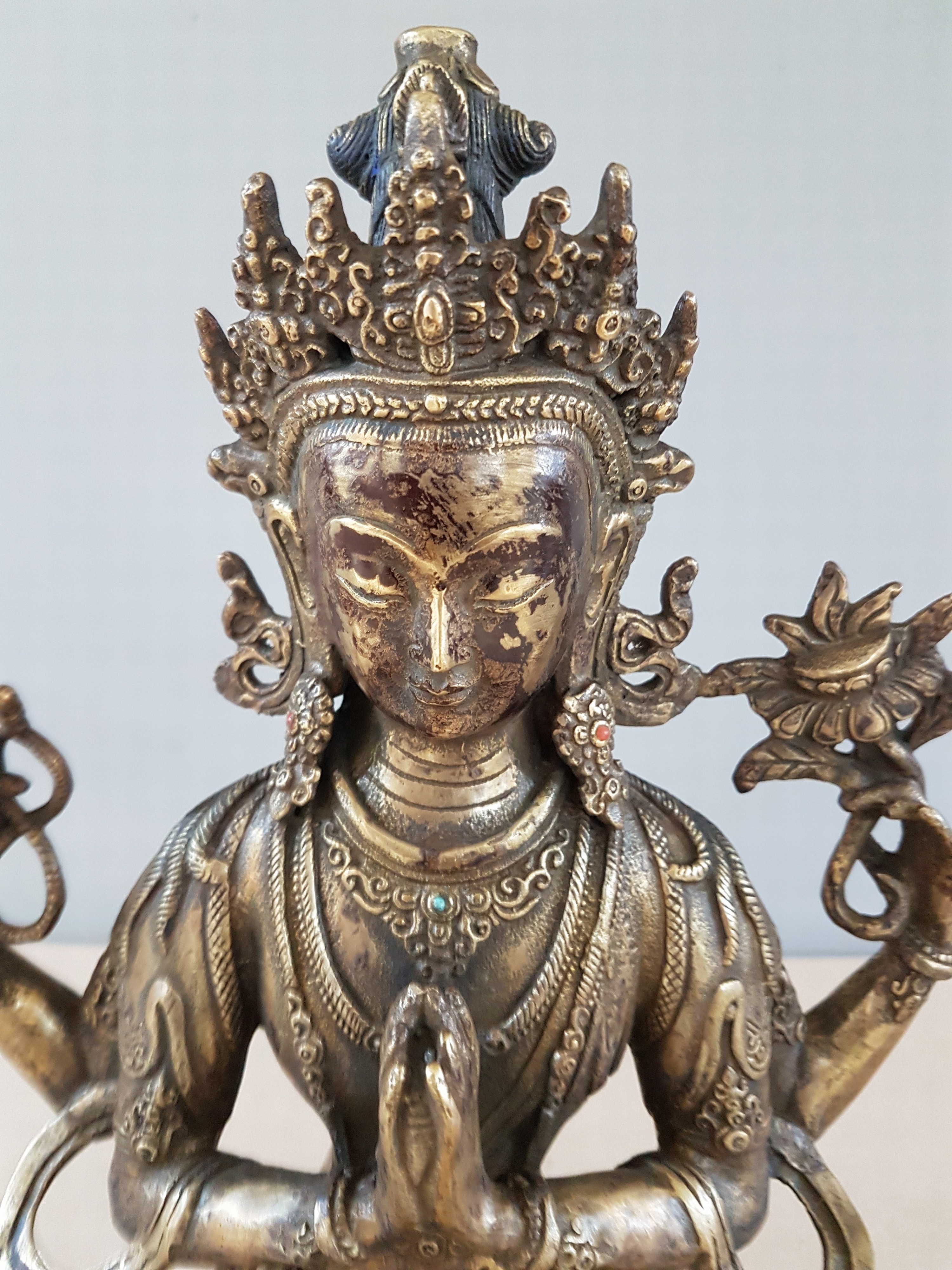 Detail c: Chinesische Bronze Figur, Avalokiteshvara, Tibet, wohl um 1900, vierarmiger Boddhisattva Avalokiteshvara in sitzender Haltung, doppelter Lotussockel, ...