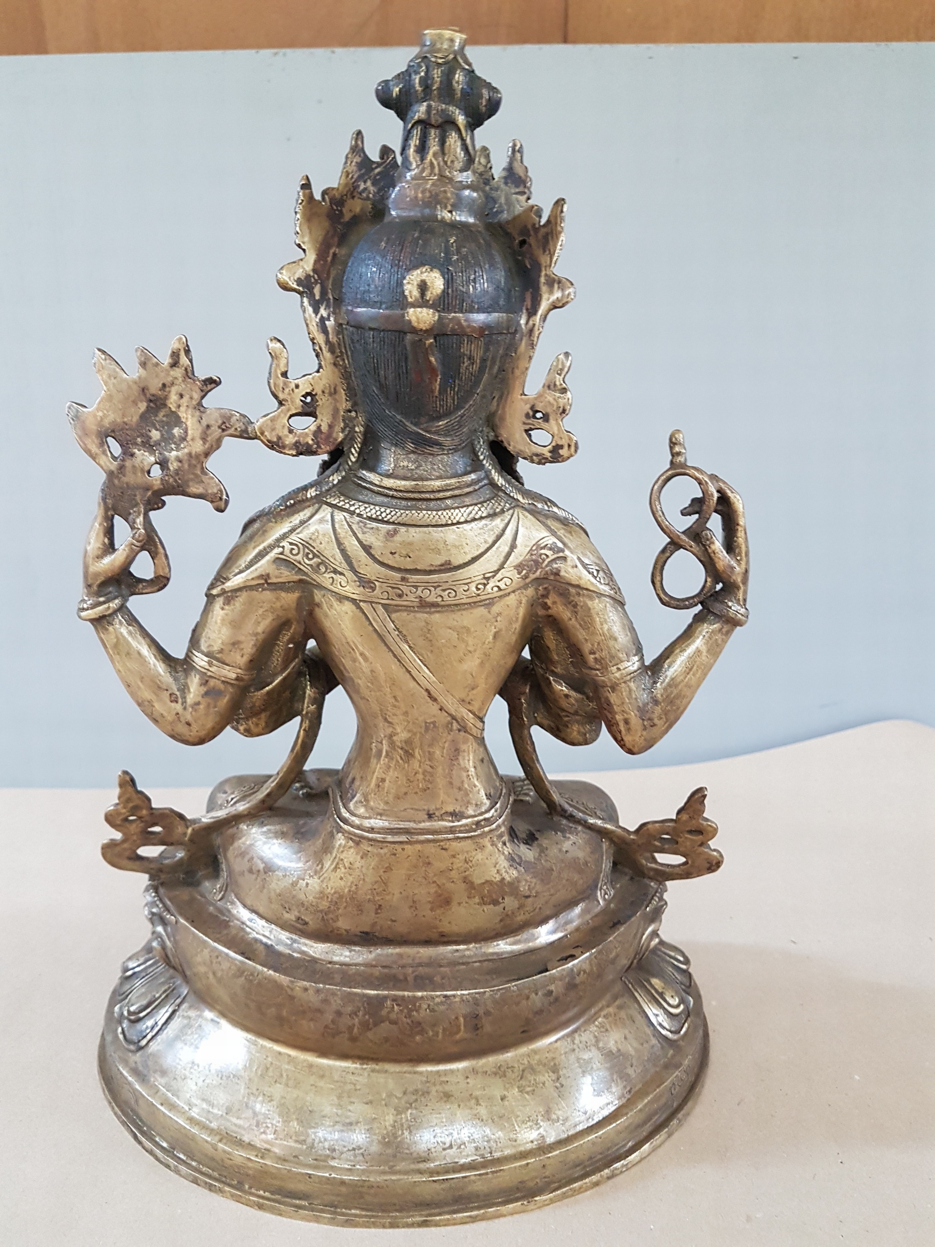 Detail d: Chinesische Bronze Figur, Avalokiteshvara, Tibet, wohl um 1900, vierarmiger Boddhisattva Avalokiteshvara in sitzender Haltung, doppelter Lotussockel, ...