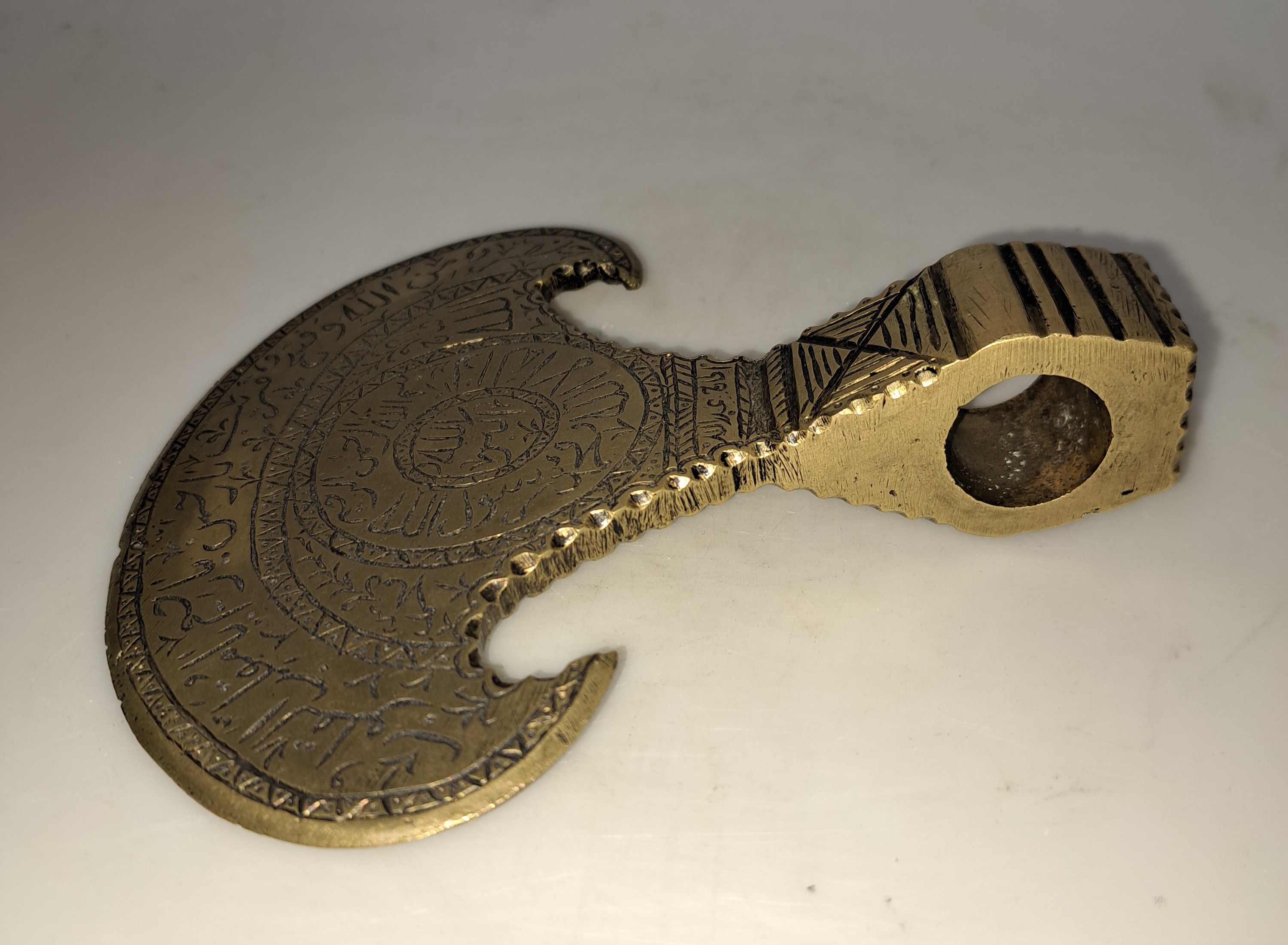 Detail b: Derwisch-Axt aus Persien, Iran, wohl 19. Jh., Bronze, Derwisch-Axtblatt, auf beiden Seiten mit arabischer Kalligraphie graviert, mit Nennung eines ...