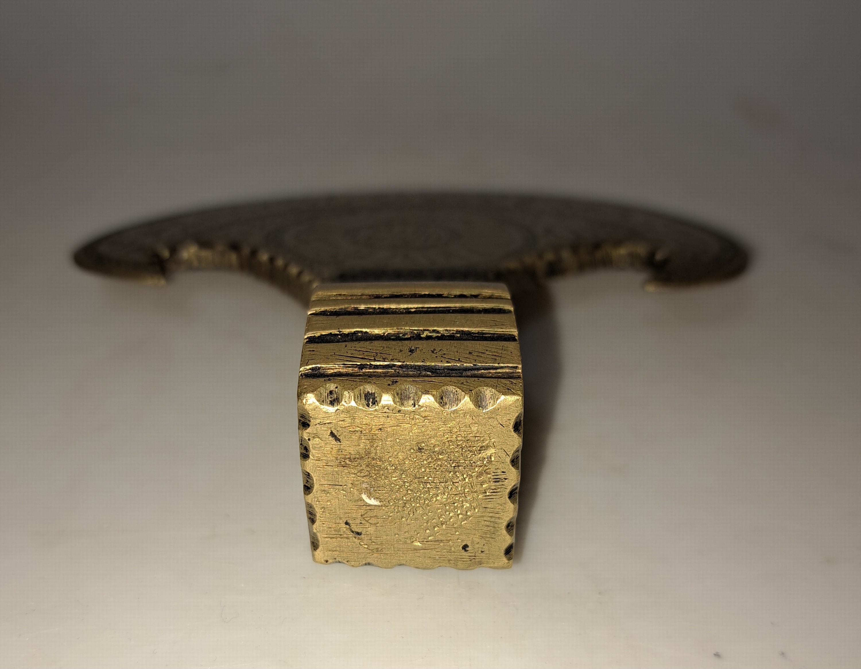 Detail d: Derwisch-Axt aus Persien, Iran, wohl 19. Jh., Bronze, Derwisch-Axtblatt, auf beiden Seiten mit arabischer Kalligraphie graviert, mit Nennung eines ...