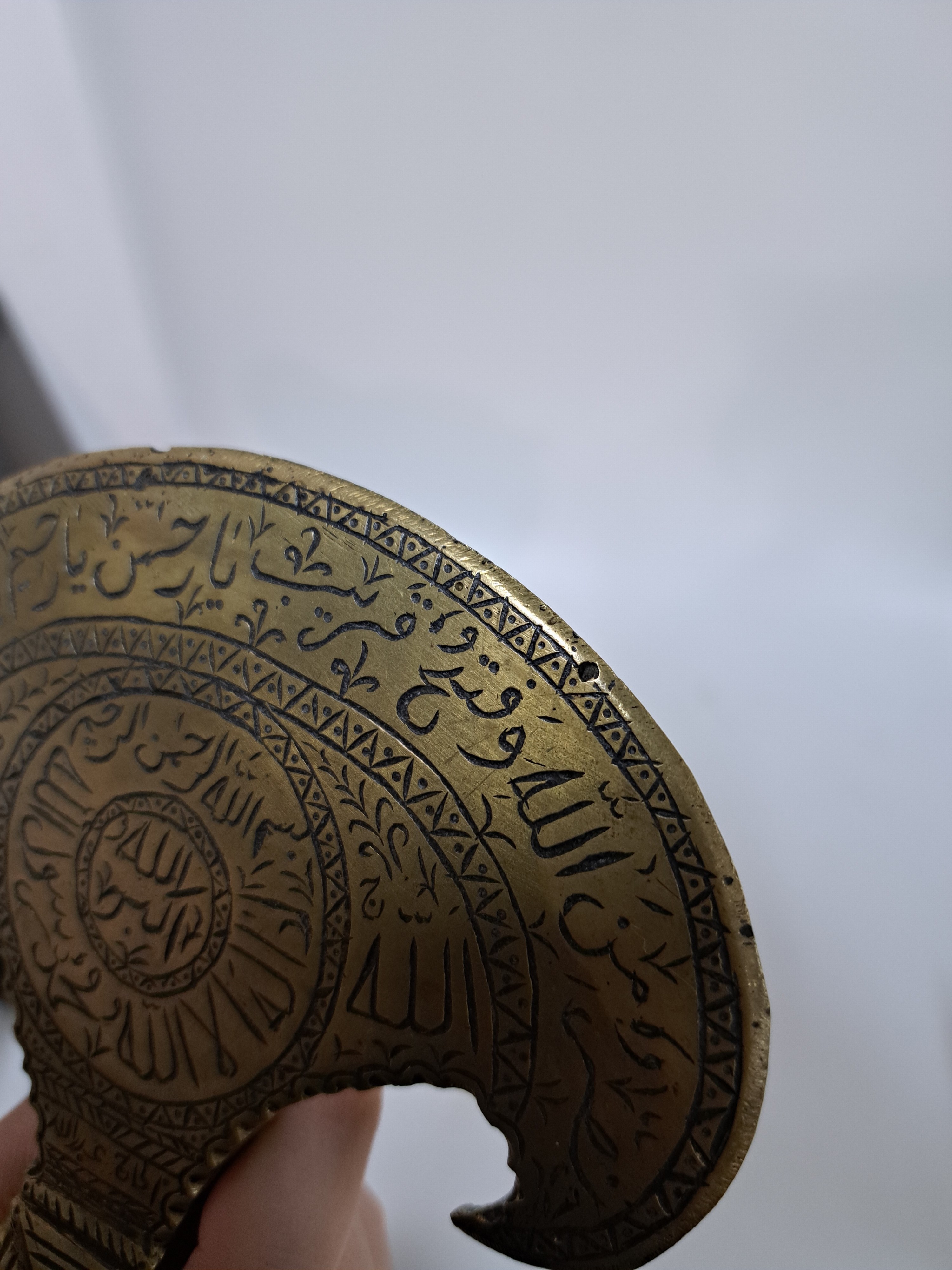 Detail j: Derwisch-Axt aus Persien, Iran, wohl 19. Jh., Bronze, Derwisch-Axtblatt, auf beiden Seiten mit arabischer Kalligraphie graviert, mit Nennung eines ...