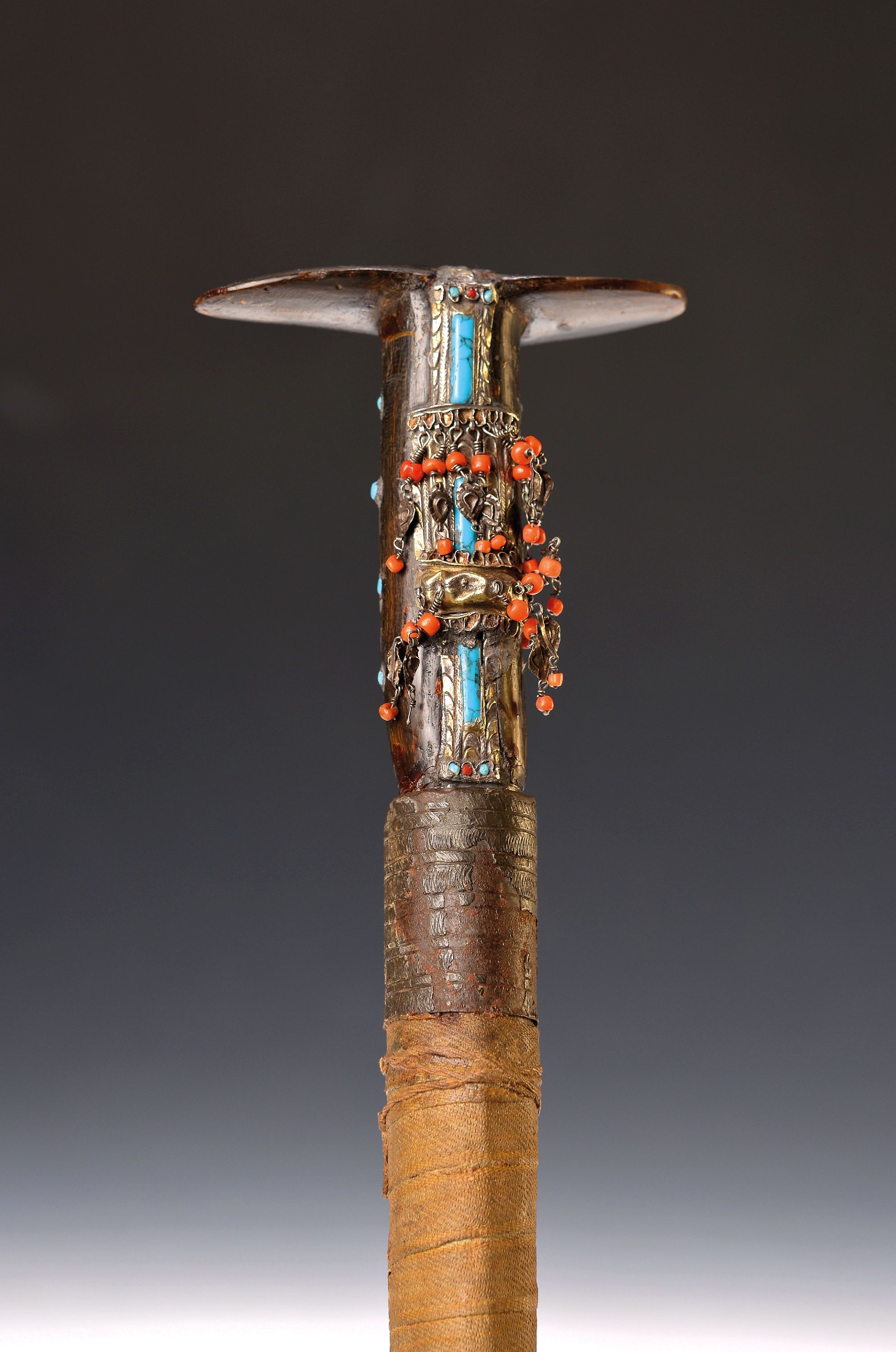 Detail a: Osmanischer Yatagan, datiert 1242 Hidschra/ ca. 1826/27, eleganter gebogener Yatagan mit einschneidiger Klinge, osmanisch- türkischer Inschrift, ...