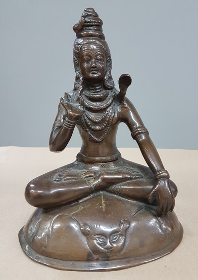 27109201a - Bronzefigur/Shiva, Indien, wohl 19. Jh., patiniert, mit Schlange um den Hals, auf einem ...