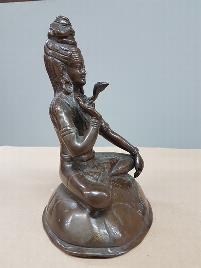 27109201b - Bronzefigur/Shiva, Indien, wohl 19. Jh., patiniert, mit Schlange um den Hals, auf einem ...