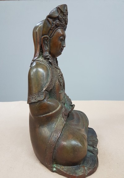 27109204b - Guan-Yin, China, Ming-Dynastie, 17./18. Jh., Bronze, stiltyp. Faltenwurf, H. ca. 22 cm, ...