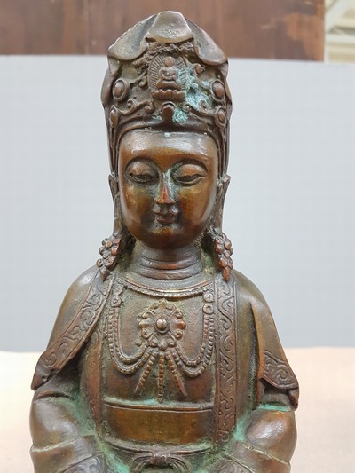 27109204e - Guan-Yin, China, Ming-Dynastie, 17./18. Jh., Bronze, stiltyp. Faltenwurf, H. ca. 22 cm, ...