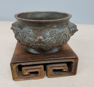 27109212a - kleines Räuchergefäß, China, um 1900, Bronze, umlaufender Drachendekor, dazu ...
