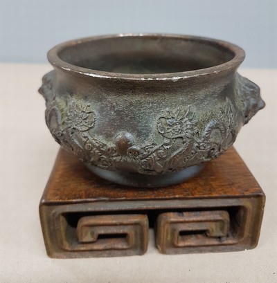 27109212c - kleines Räuchergefäß, China, um 1900, Bronze, umlaufender Drachendekor, dazu ...