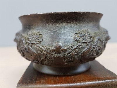 27109212d - kleines Räuchergefäß, China, um 1900, Bronze, umlaufender Drachendekor, dazu ...
